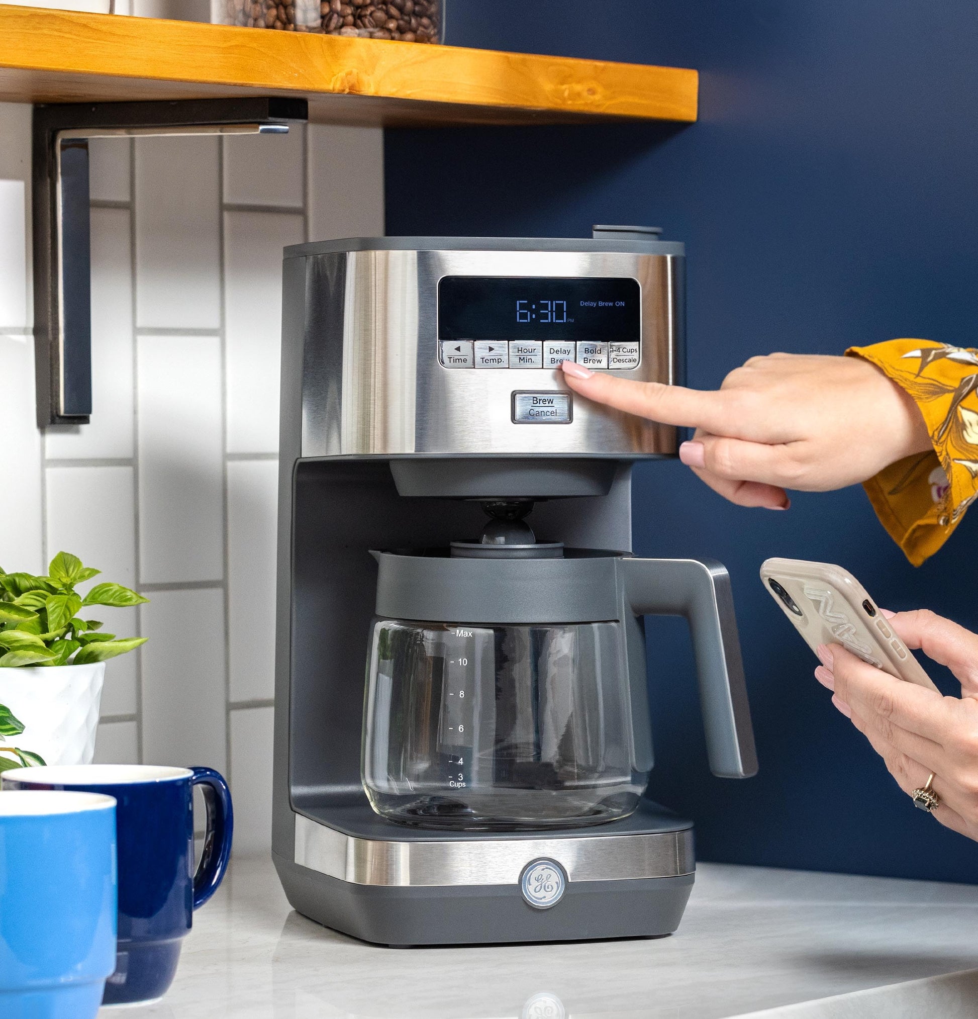 GE - Cafetera de goteo con temporizador, jarra de vidrio de 12 tazas con placa ajustable para mantener el calor, cabezal de ducha ancho para un máximo sabor, esenciales para la cocina, acero inoxidable