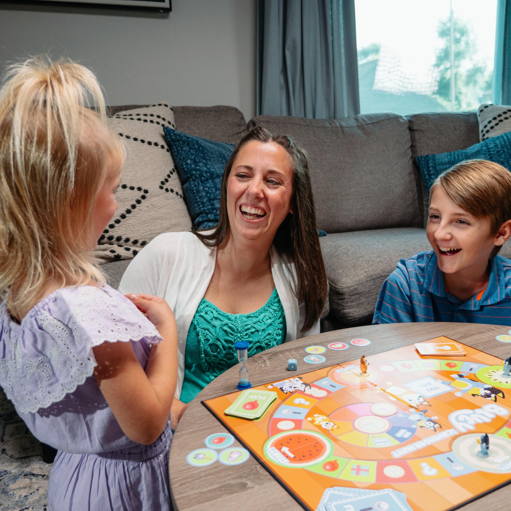 Bluey Scavenger Hunt Game. Un Divertido Juego de Mesa Lleno de Actividades Divertidas para Realizar, Cosas para Encontrar y Preguntas sobre Responder