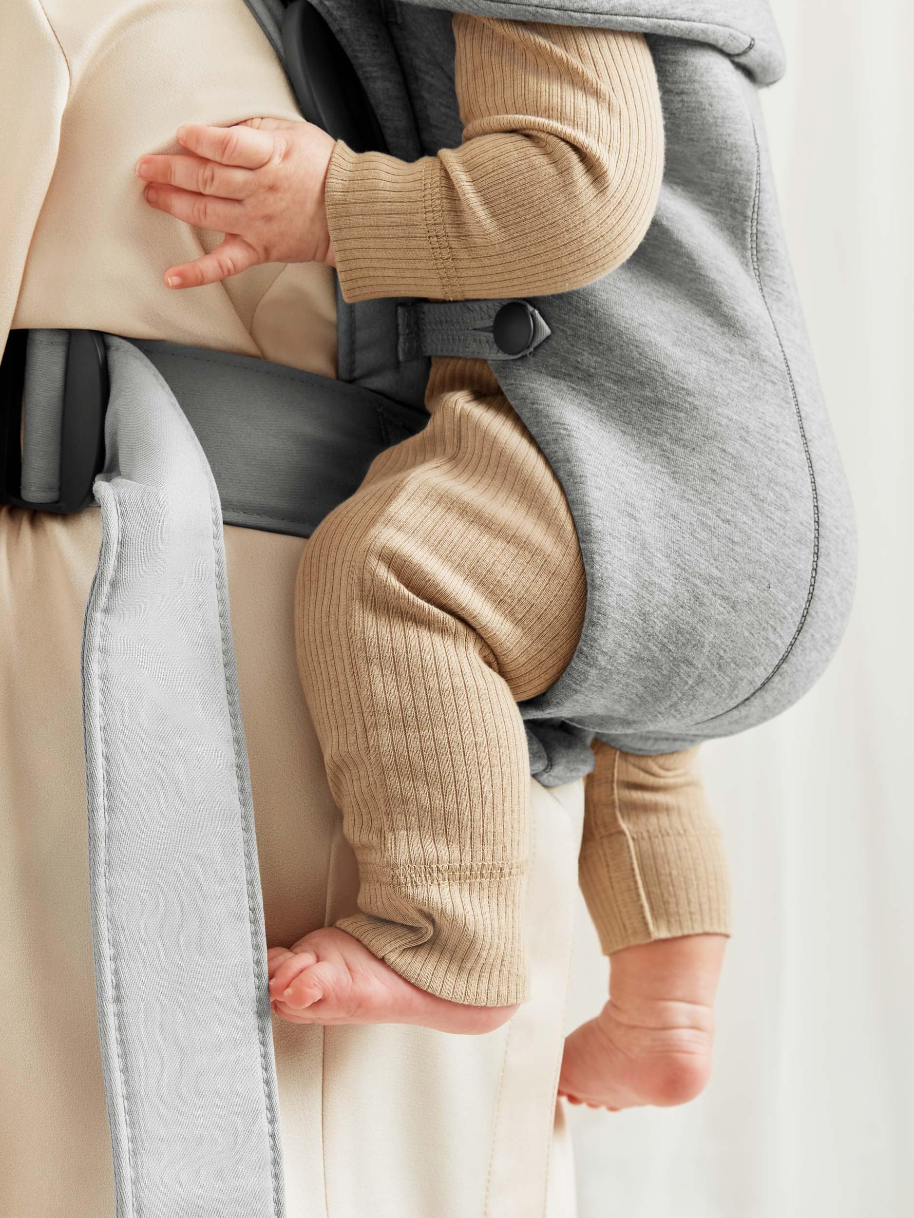 BabyBjörn - Portabebés Mini en tejido de punto 3D, gris claro