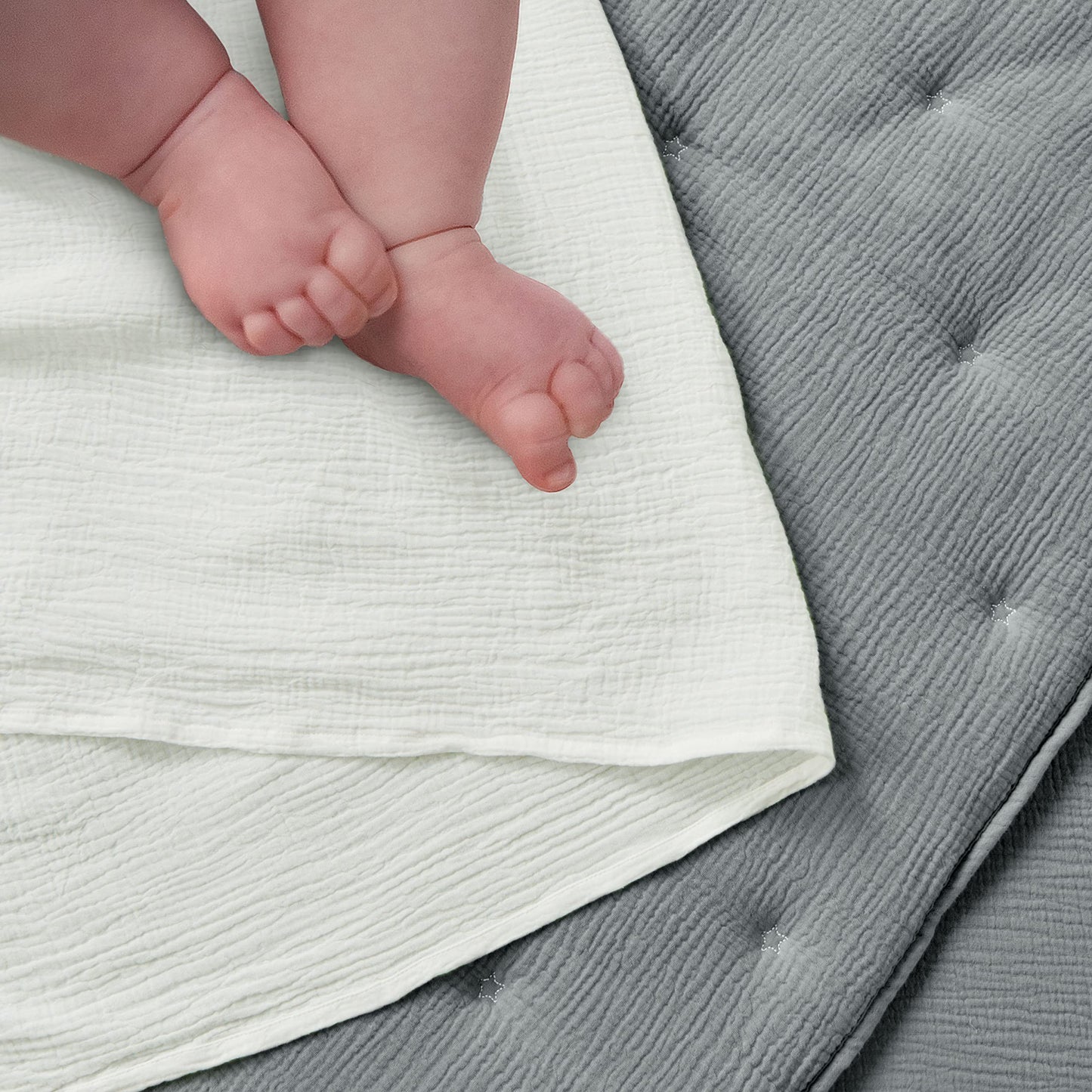 Levtex Baby - Juego de cama de cuna de muselina en la nube - Juego de cama para bebé - Estrellas grises y blancas - Muselina texturizada gris - Juego de 5 piezas incluye edredón, sábana bajera, dos