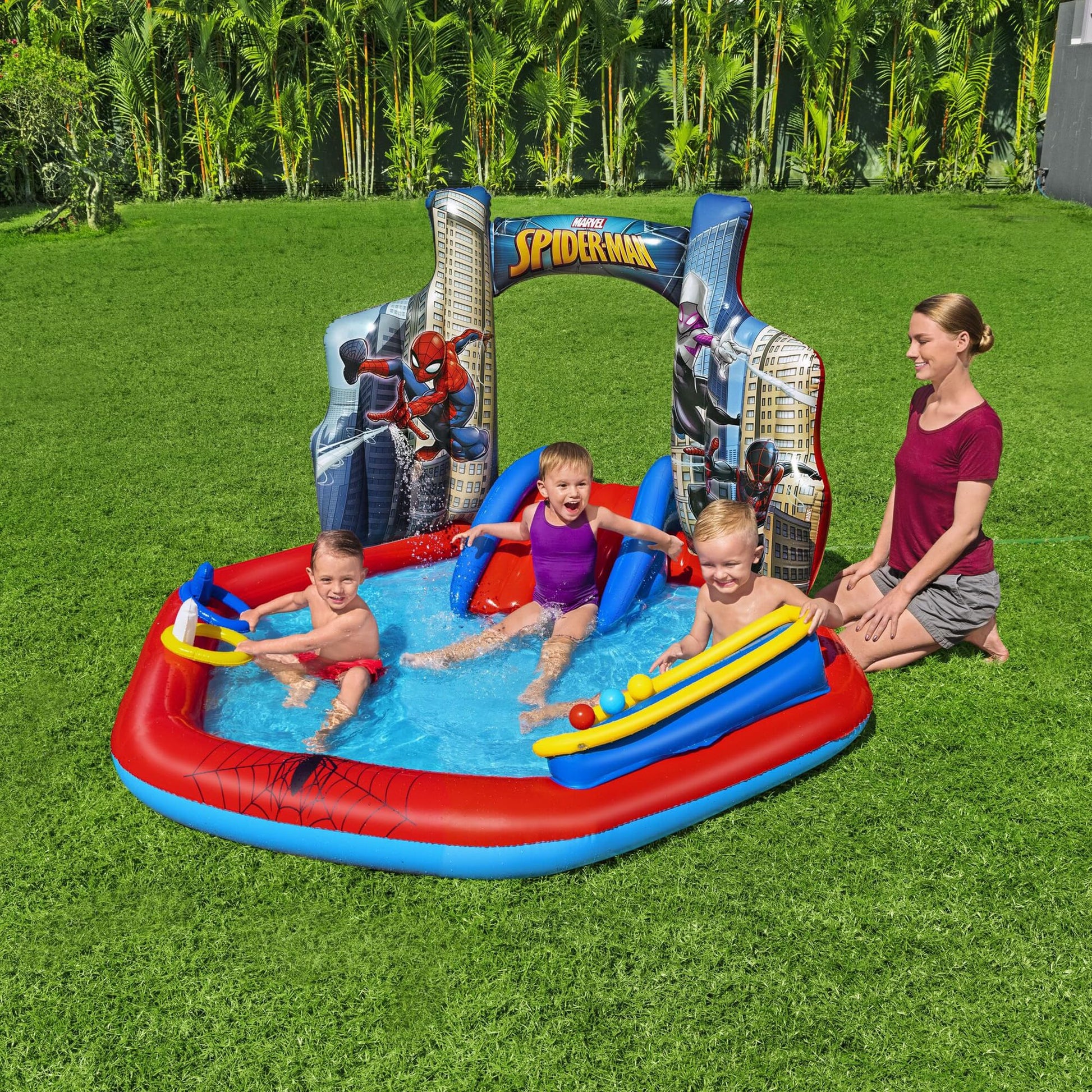 Bestway: Centro Inflable de Juego acuático Spider-Man, 6 pies 11 x 6 pies 9 x 50 Pulgadas, rociador de Arco Deslizante para Piscina, 6 Bolas, Anillo de superhéroe Marvel Toss, niño pequeño 2+