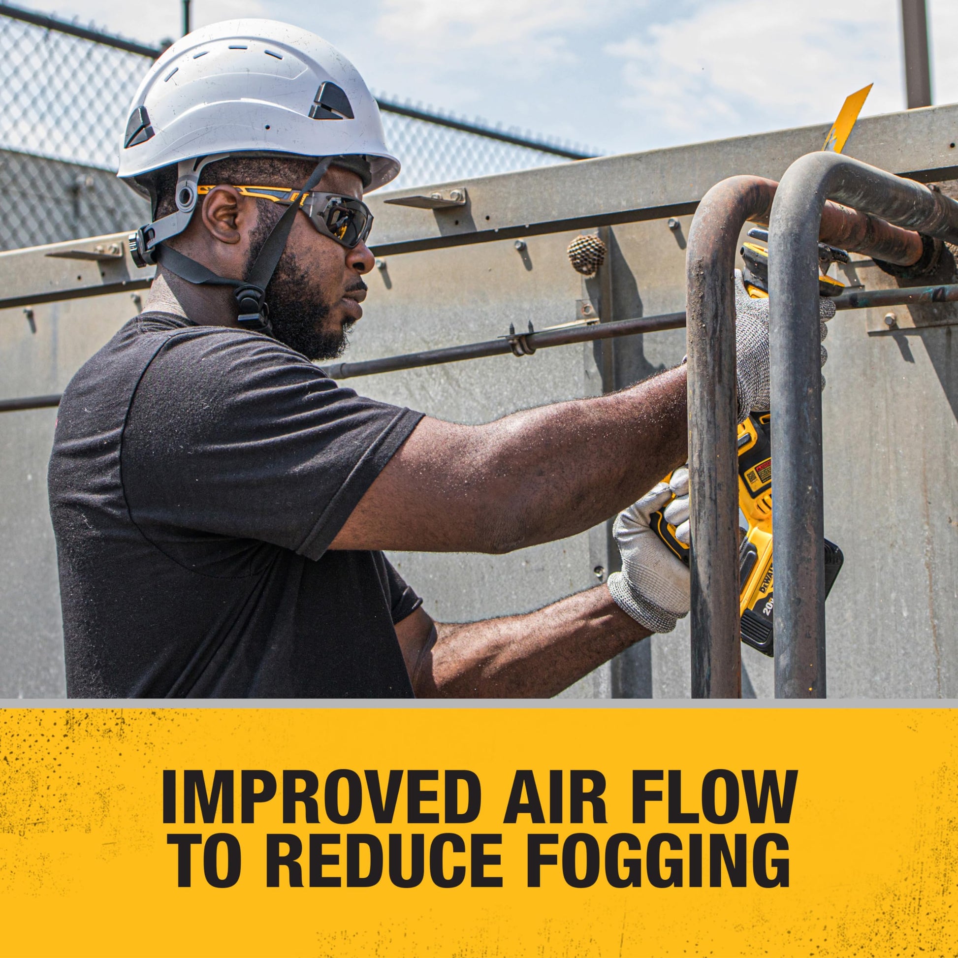 DEWALT DPG112-2D Miter™ anteojos de seguridad antideslizantes con ventilación premium – Lente ahumada – Marco y lentes ventilados – Patillas de goma y pieza nasal – 1 par