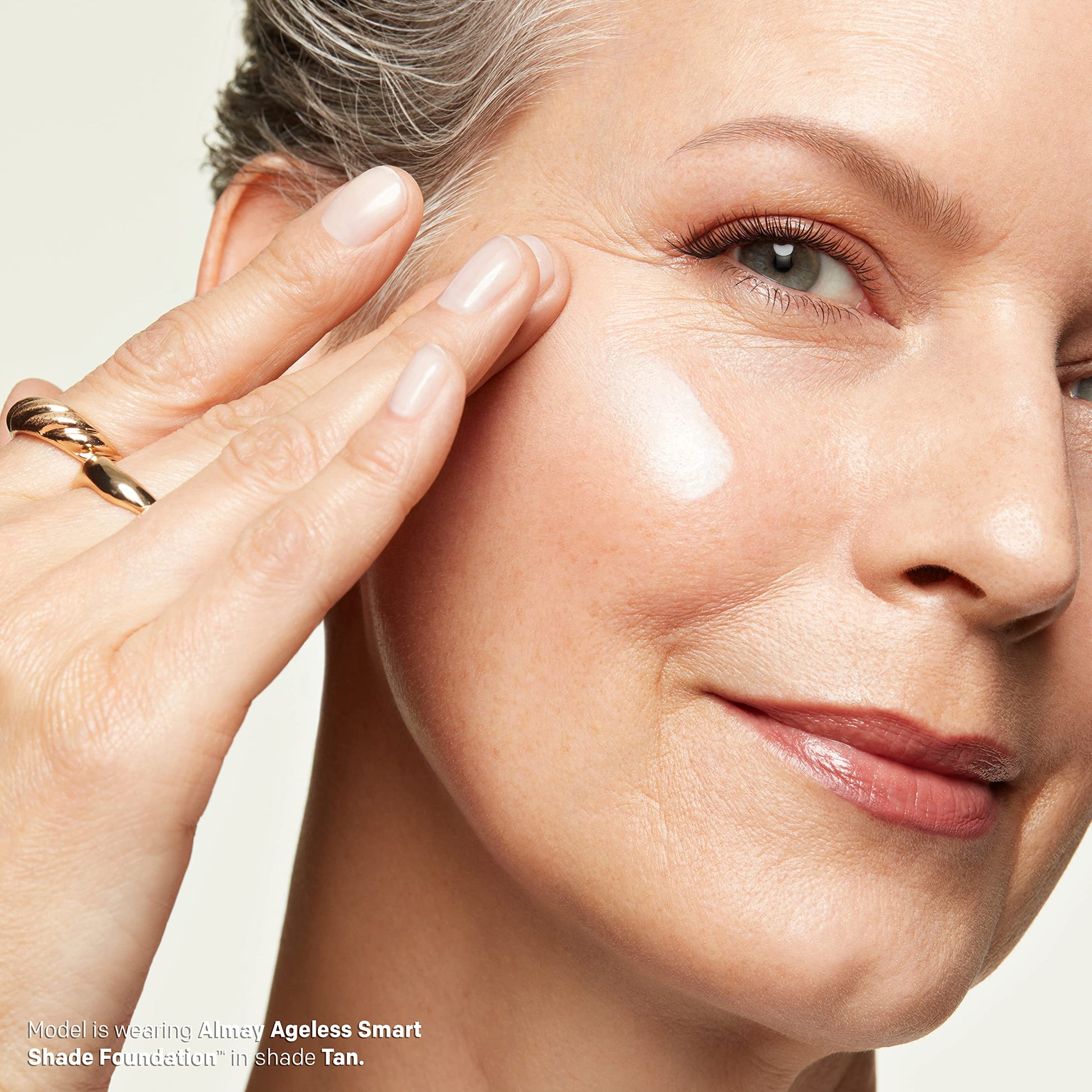 Base de maquillaje antienvejecimiento Almay Smart Shade Ageless con ácido hialurónico, niacinamida y vitaminas C y E - Tono 300 Medium - 1 oz - Hipoalergénica y sin fragancia - Ideal para pieles maduras - ¡Compra online ahora!