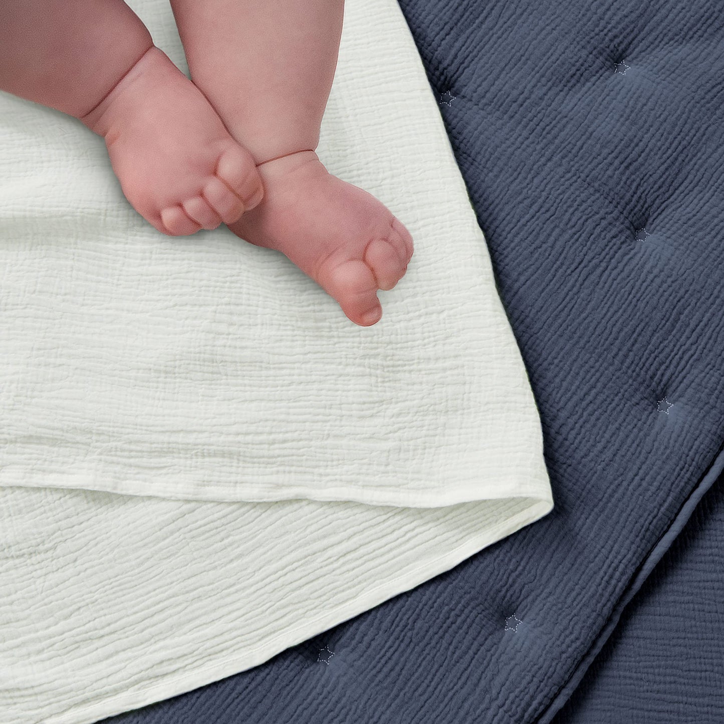 Levtex Baby - Juego de cama de cuna de muselina en la nube - Juego de cama para bebé - Estrellas azul marino y blanco - Muselina texturizada azul marino - Juego de 5 piezas incluye edredón, sábana