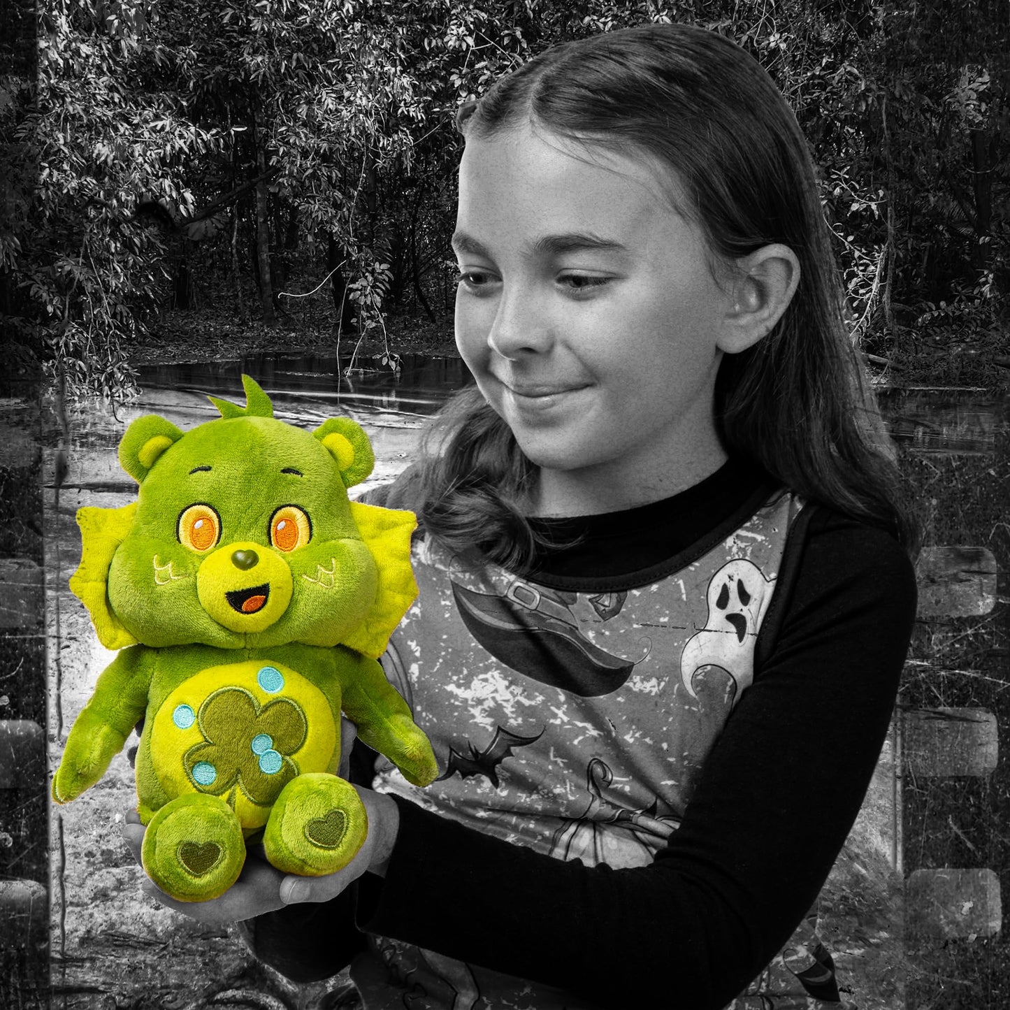 Care Bears Universal Monsters - Peluche de tamaño Divertido de 23 cm, Good Luck Bear como Criatura de la Laguna Negra, Peluche Suave para abrazar para niñas y niños, a Partir de 4 años