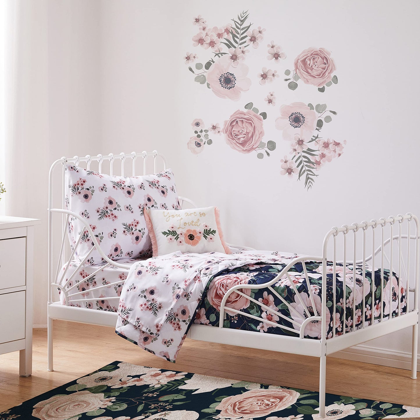 Levtex Baby - Juego de cama Fiori para niños pequeños - Negro, rubor, rosa, blanco - Floral atrevido - Juego de 5 piezas que incluye edredón reversible, sábana bajera, sábana encimera, funda de almohada, pila decorativa