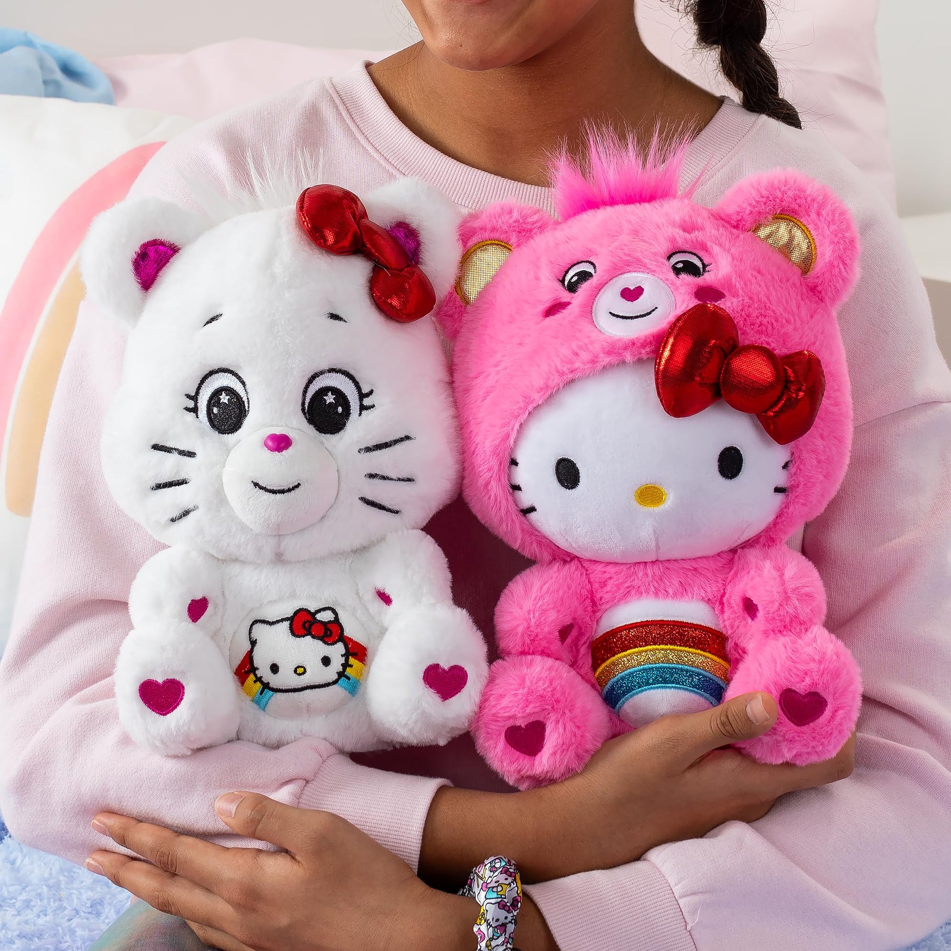 Care Bears Hello Kitty Loves Cheer Bear - Peluche Coleccionable de 10 Pulgadas, Paquete de 2 Unidades, Material Suave y abrazable