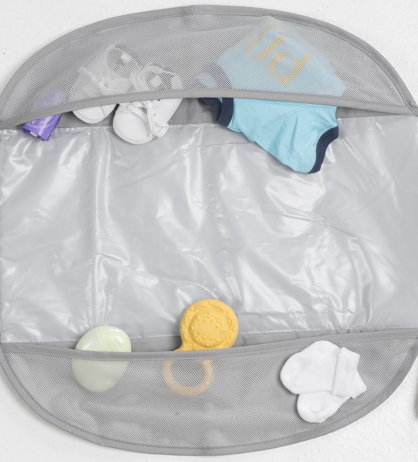 Lulyboo - Kit portátil de cambio de pañales para bebé y portafolios, cambiador impermeable y tapete con asa elástica, bolsillo para pañales que hace cojín para la cabeza, color gris