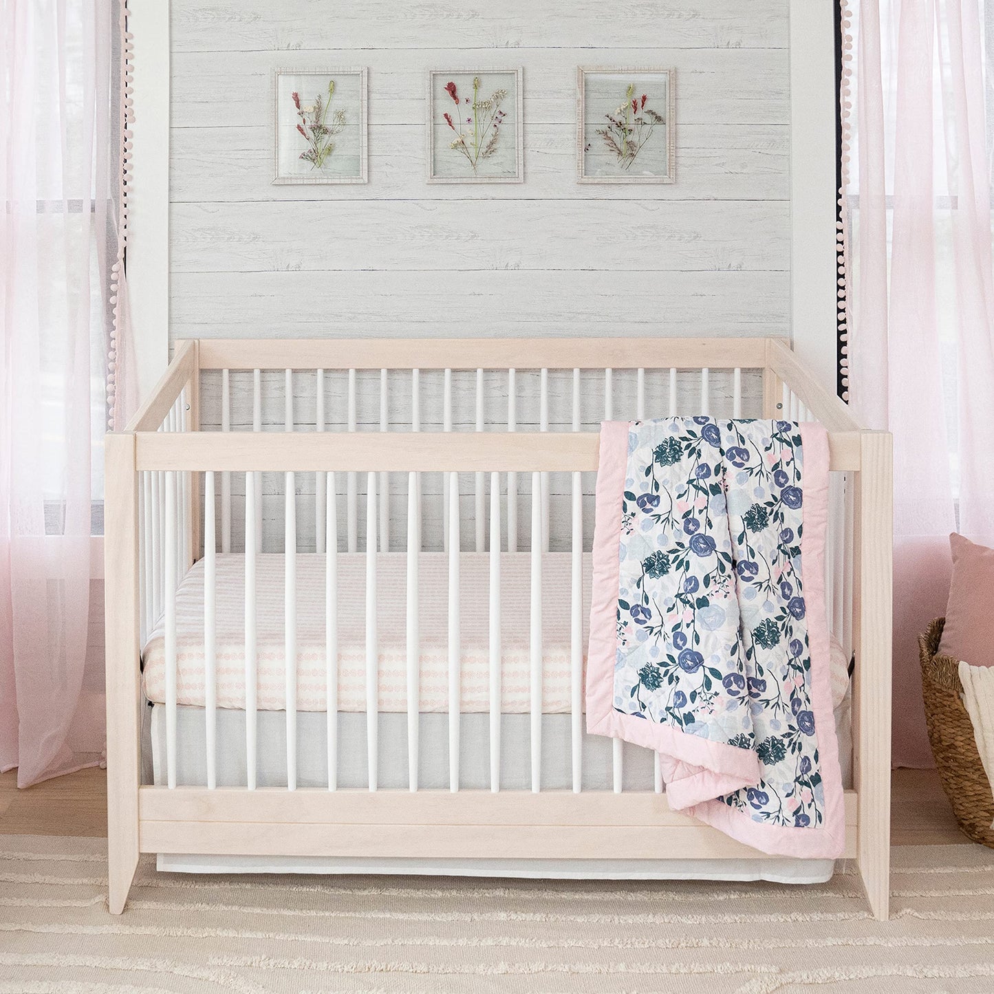 aden + anais Essentials - Juego de ropa de cama de 3 piezas para cuna, manta de algodón, sábana para cuna, falda para cuna, flores