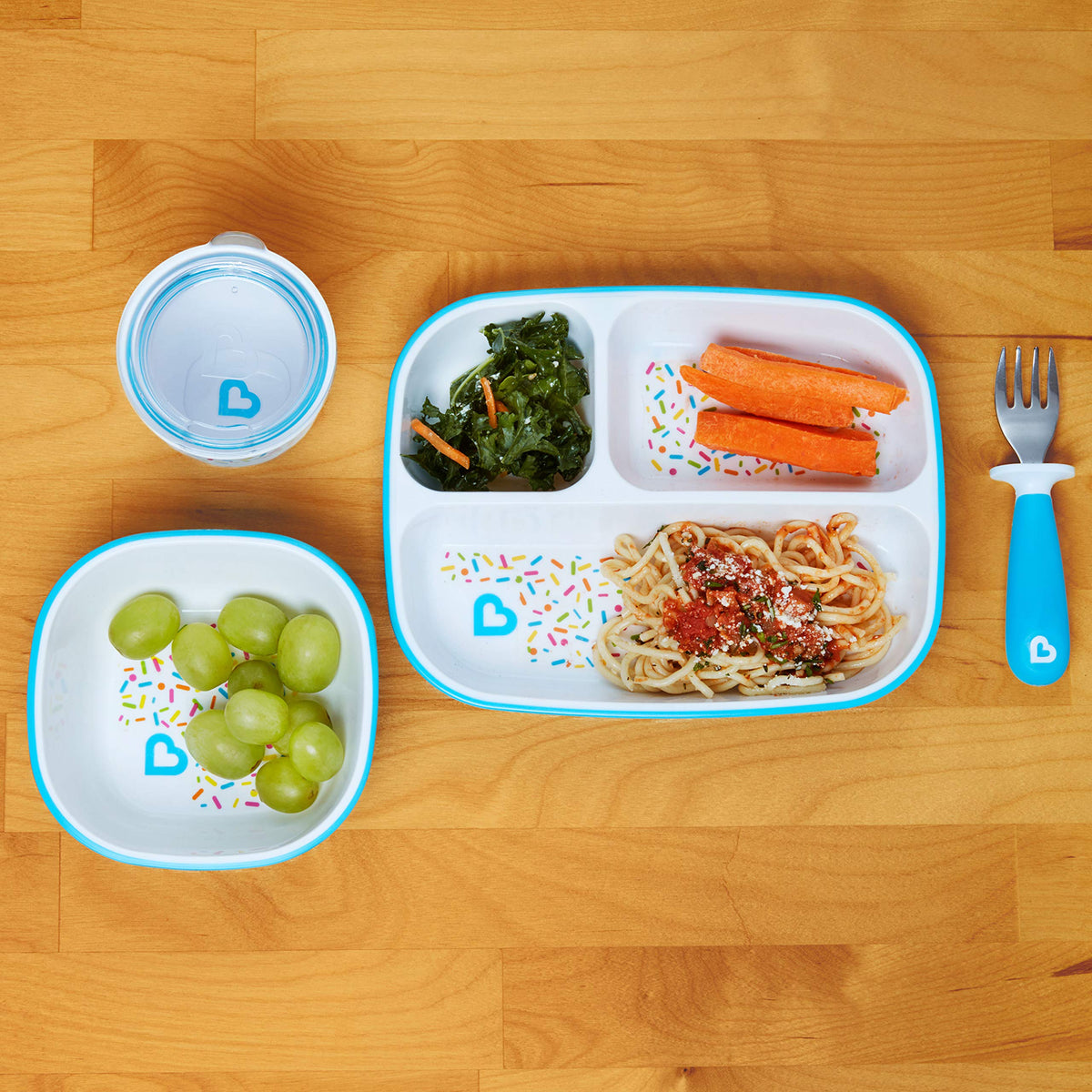 Munchkin® Splash™ Juego de suministros de alimentación para niños pequeños, incluye plato dividido, tazón y copa abierta, rociadores azules