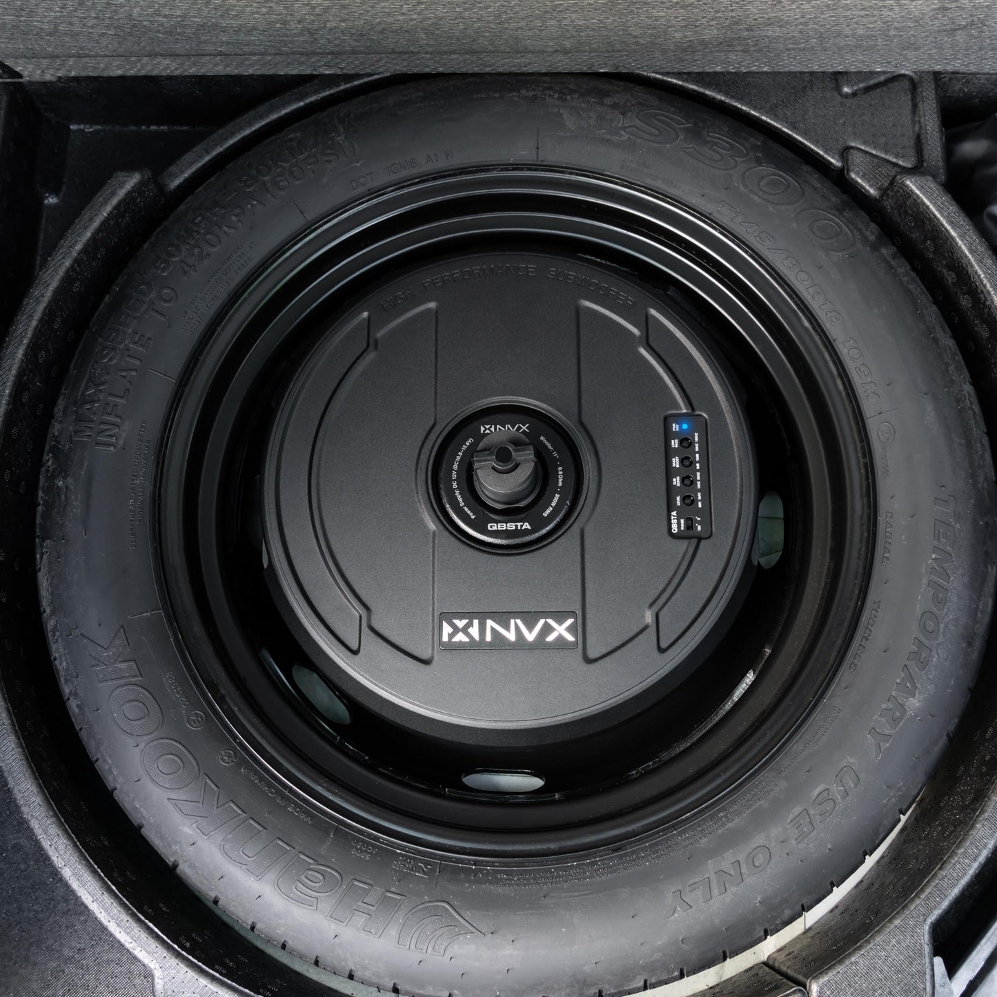 NVX QBSTA 900 W Max (300 W RMS) Subwoofer de 11 Pulgadas con Amplificador Incorporado y Control Remoto de Graves, Fácil de Instalar en Coches