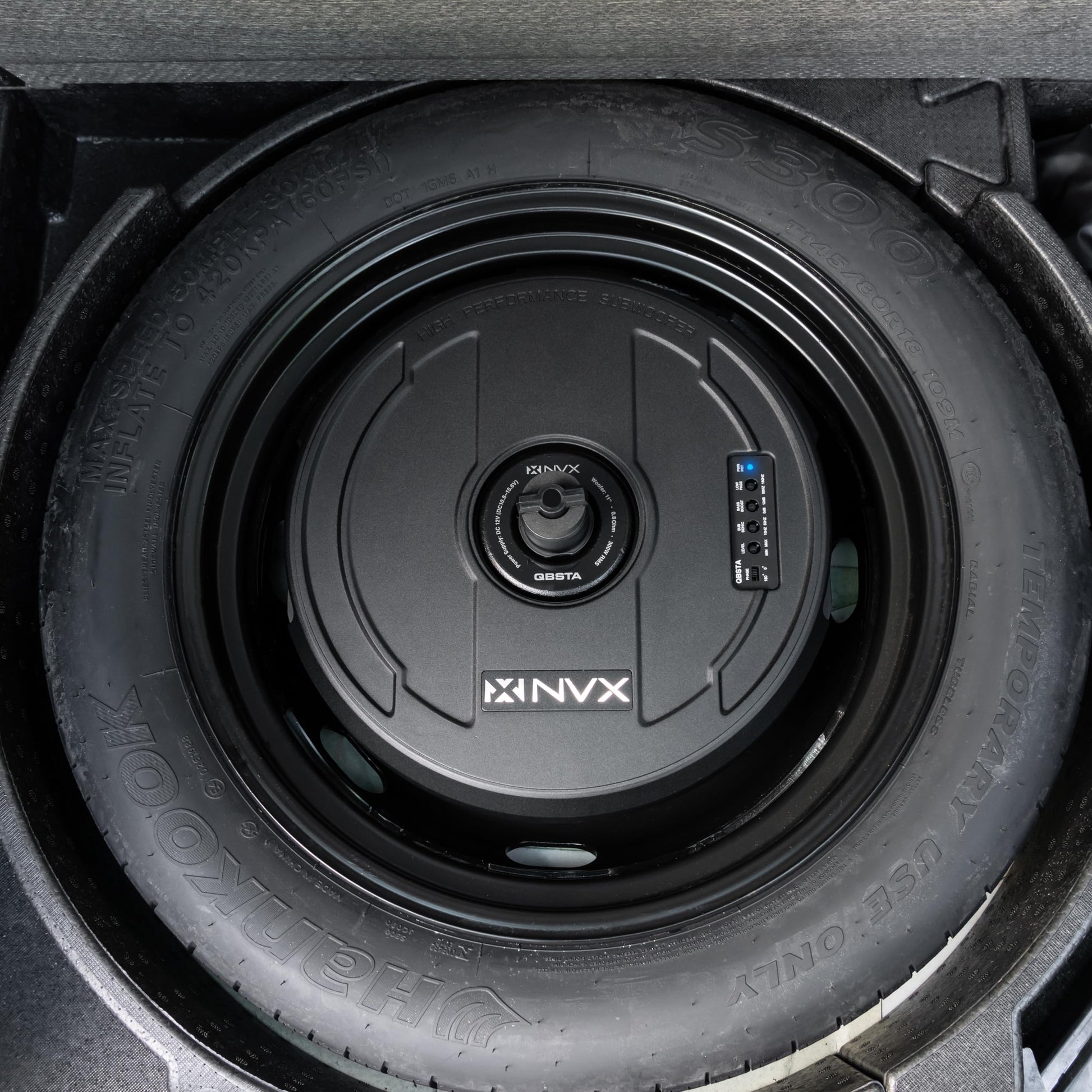 NVX QBSTA 900 W Max (300 W RMS) Subwoofer de 11 Pulgadas con Amplificador Incorporado y Control Remoto de Graves, Fácil de Instalar en Coches