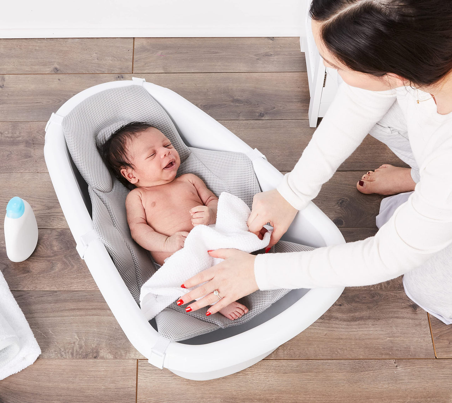 Regalo Baby Basics - tina 3 en 1 Grow with Me, marca galardonada, ajustable a medida que tu bebé crece, incluye correa de malla de aire acolchada de espuma, gancho de secado