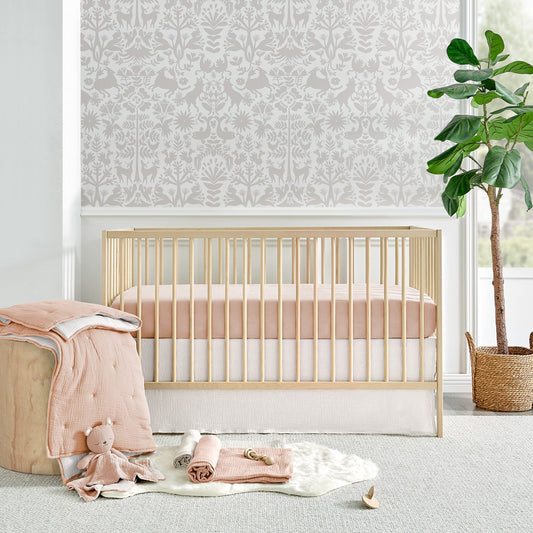 Levtex Baby - Juego de cama de cuna de muselina en nube, juego de cuarto de bebé, flores rosas y blancas, muselina texturizada rosa, juego de 5 piezas, incluye edredón, sábana bajera, dos pañales y