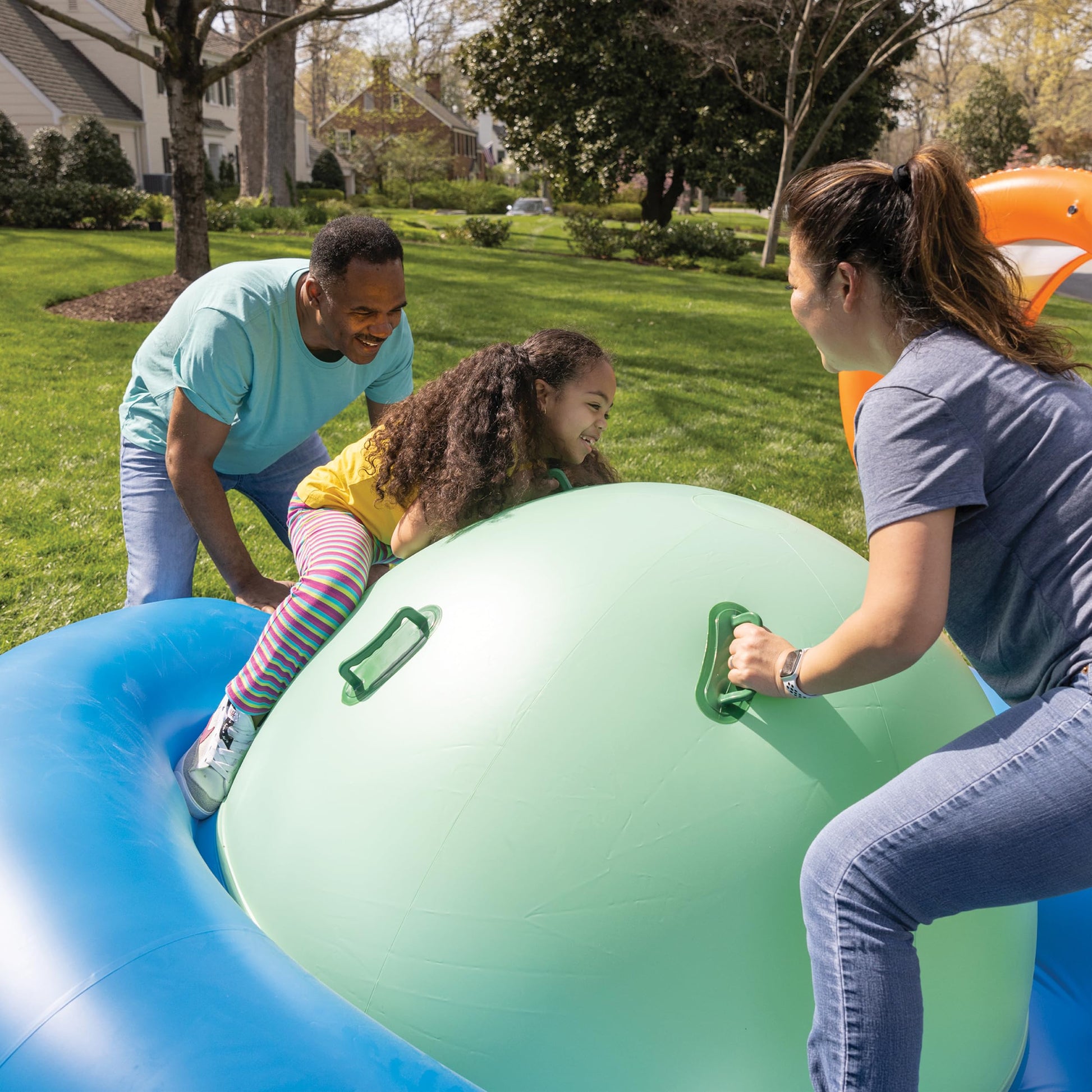 Hearthsong - Balancín inflable de 8 pies con 6 asas, equipo de juego divertido para niños, juguete gigante para actividades de juego al aire última intervensión para niños y niñas a partir de 5 años