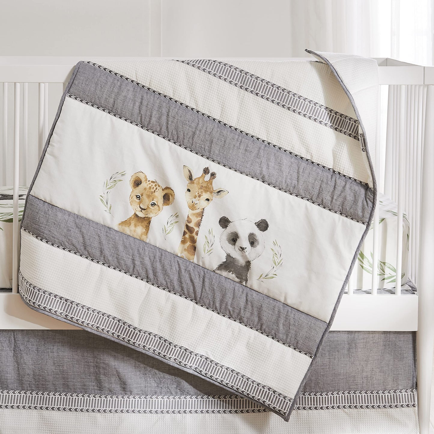 Levtex Baby - Juego de cama de cuna Mozambique - Juego de cama para bebé - Animal de bebé - Gris topo carbón verde blanco - Animales de la selva - Juego de 4 piezas incluye colcha, una sábana bajera,