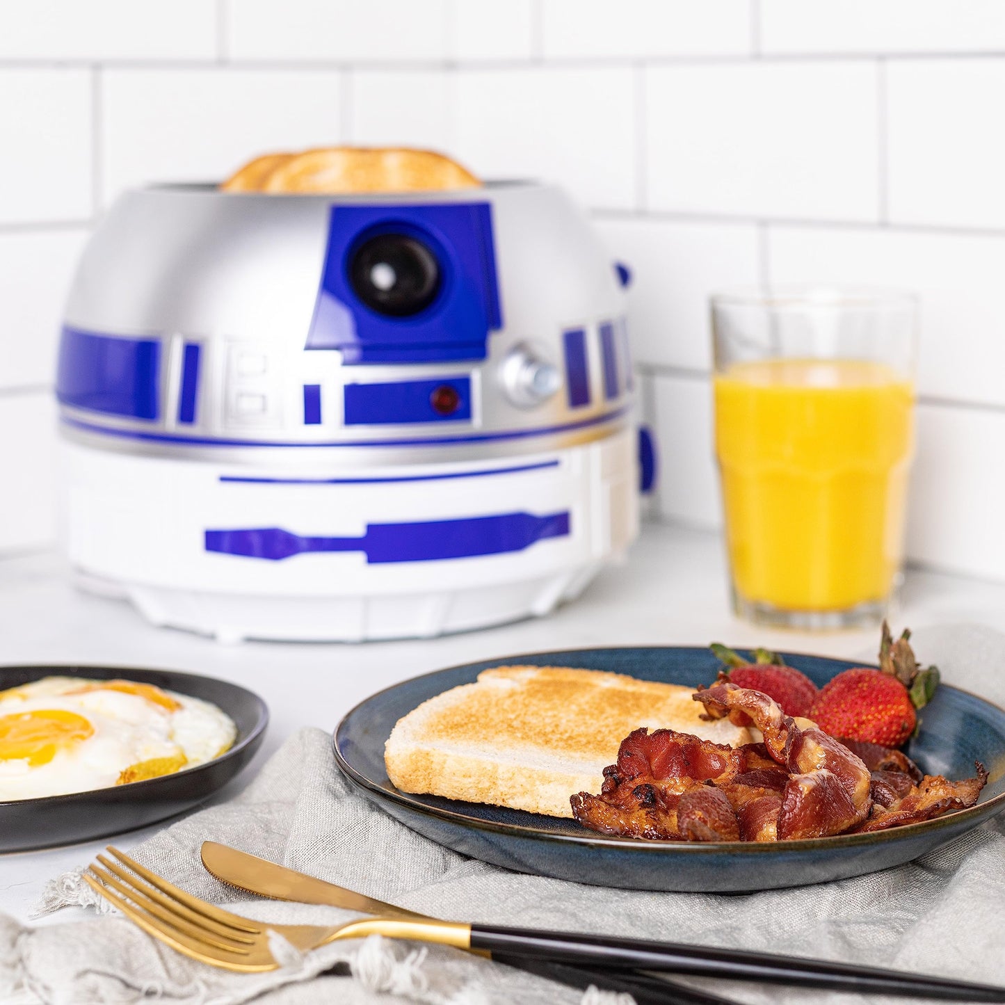 Uncanny Brands Star Wars R2D2 tostador de lujo, se ilumina y hace sonidos como Artoo