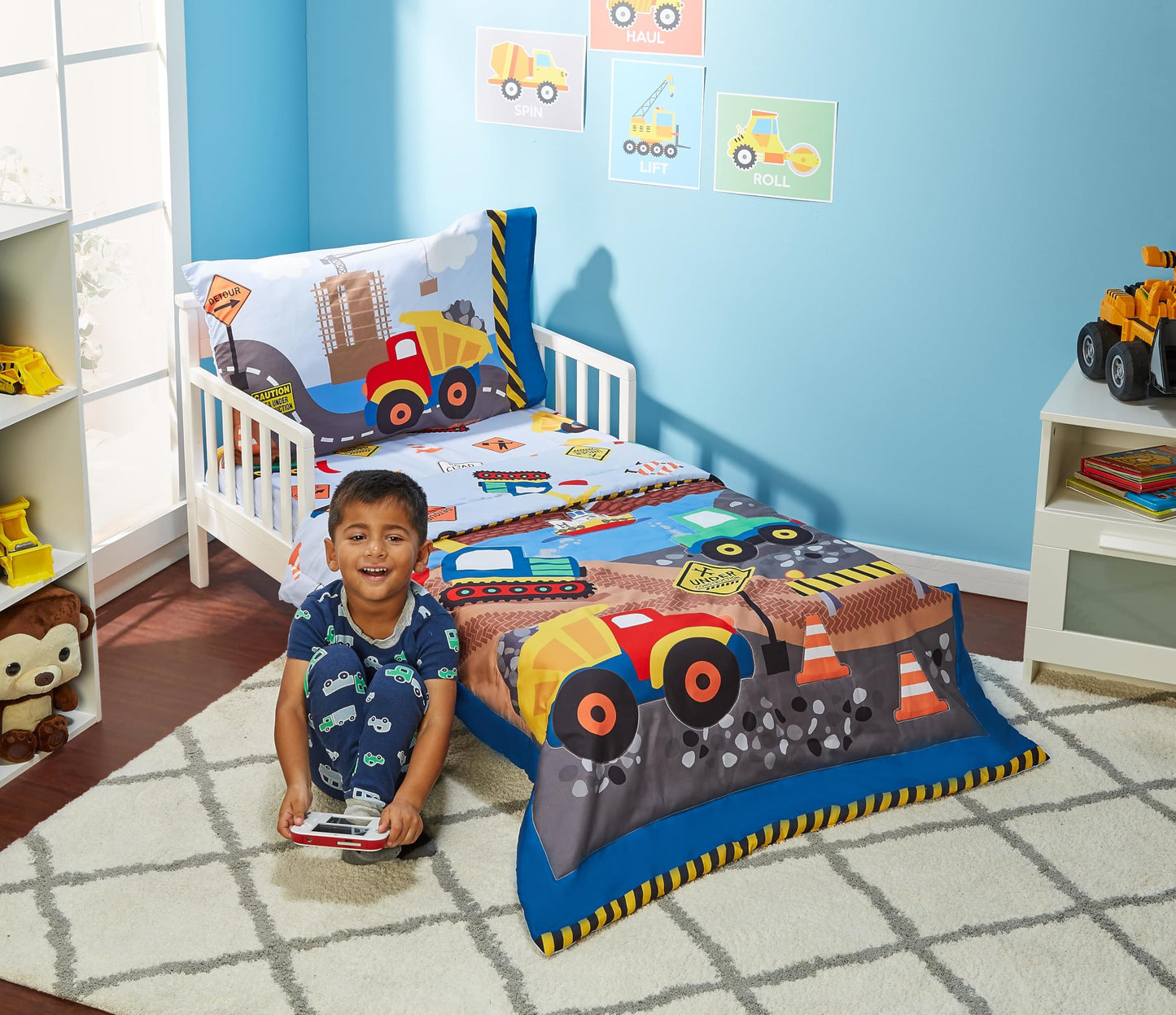 EVERYDAY KIDS Juego de ropa de cama de 4 piezas para niños pequeños - Under Construction - Incluye edredón, sábana encimera, sábana bajera y funda de almohada reversible