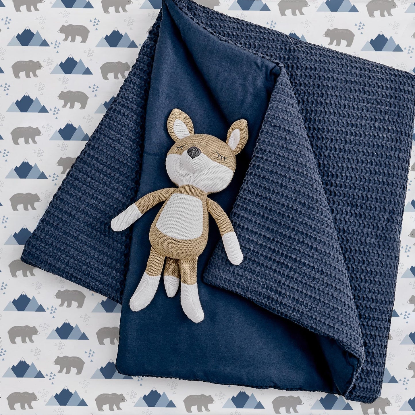 Levtex Baby - Juego de cama para cuna Mills Waffle - Juego de guardería para bebé - Azul marino - Azul marino con textura de gofre - Juego de 4 piezas incluye edredón, sábana ajustable, volante