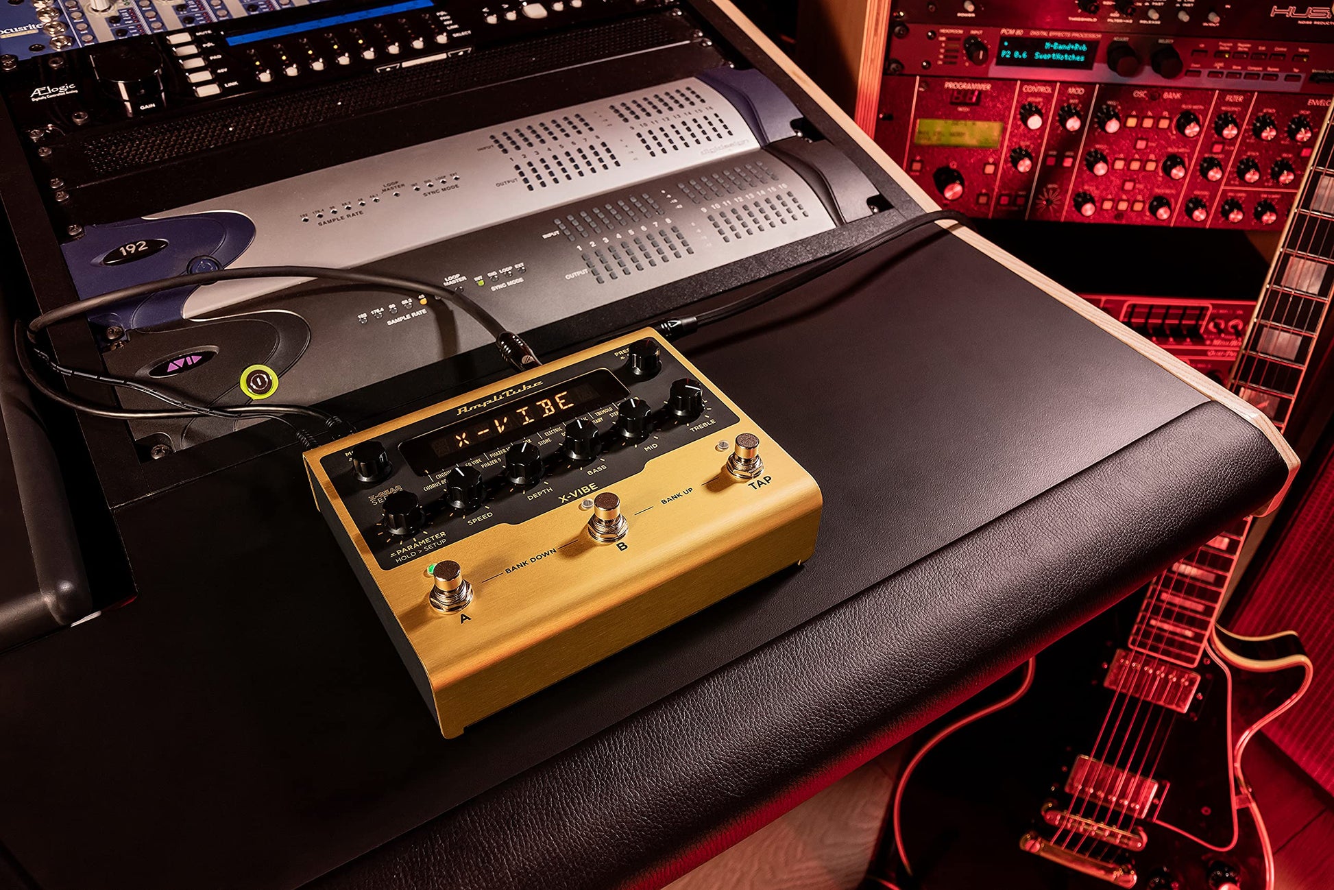 IK Multimedia AmpliTube X-VIBE Modulation Pedal, emulaciones hiperrealistas, verdadera integración estéreo, software y hardware