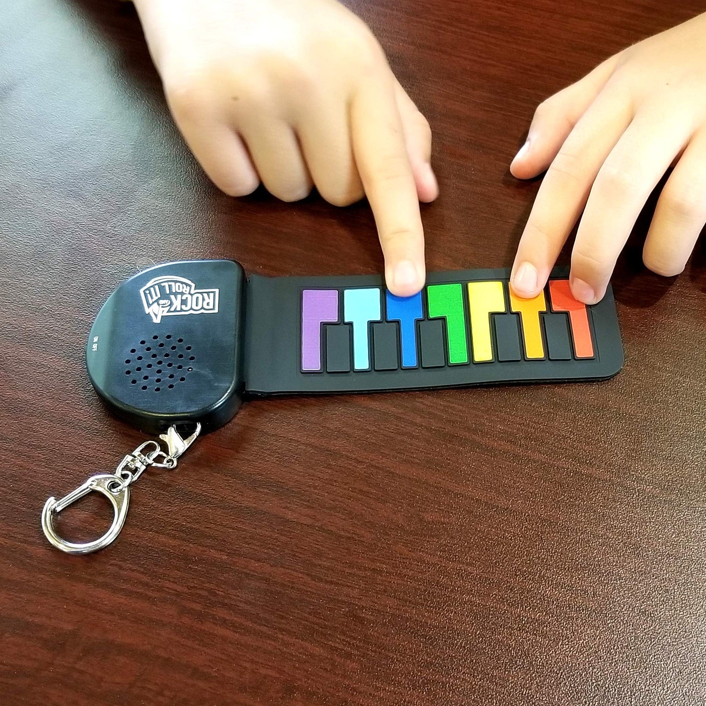 Rock And Roll It - Micro Rainbow Piano. Llavero de piano de trabajo real y reproducible. Colgar en una mochila y jugar en cualquier lugar. Almohadilla de piano de color de tamaño mini. Pequeño teclado