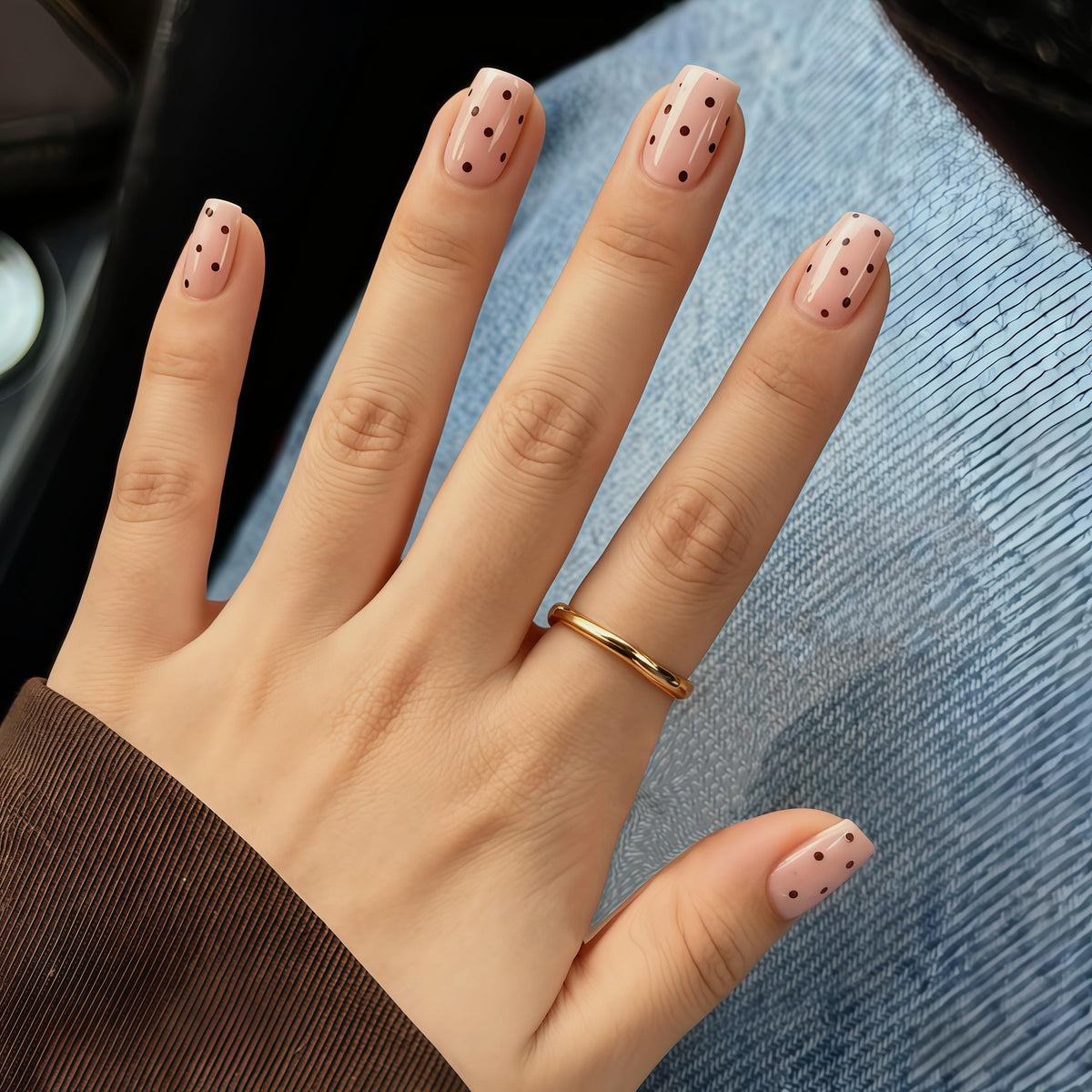 SXVME Uñas postizas cortas de lunares, cuadradas en rosa nude, con diseños, con lunares marrones, reutilizables, brillantes y suaves, con gel adhesivo para mujer (24 unidades)