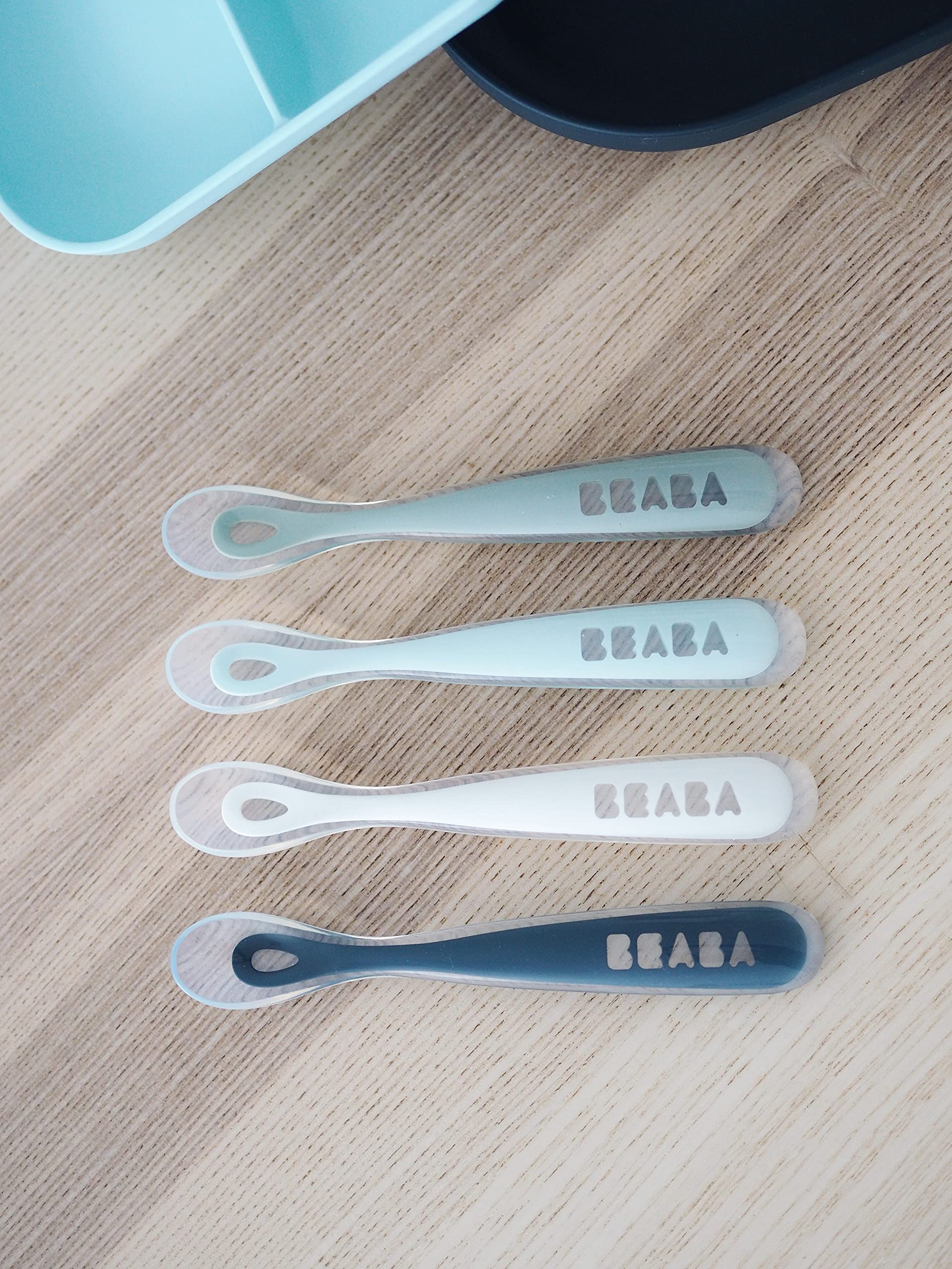 BEABA Juego de cucharas de alimentación para bebés de primera etapa, las cucharas de silicona de punta suave originales para bebés, sin ftalato de plomo BPA y sin plástico, gran juego de regalo (paquete de 4), lluvia