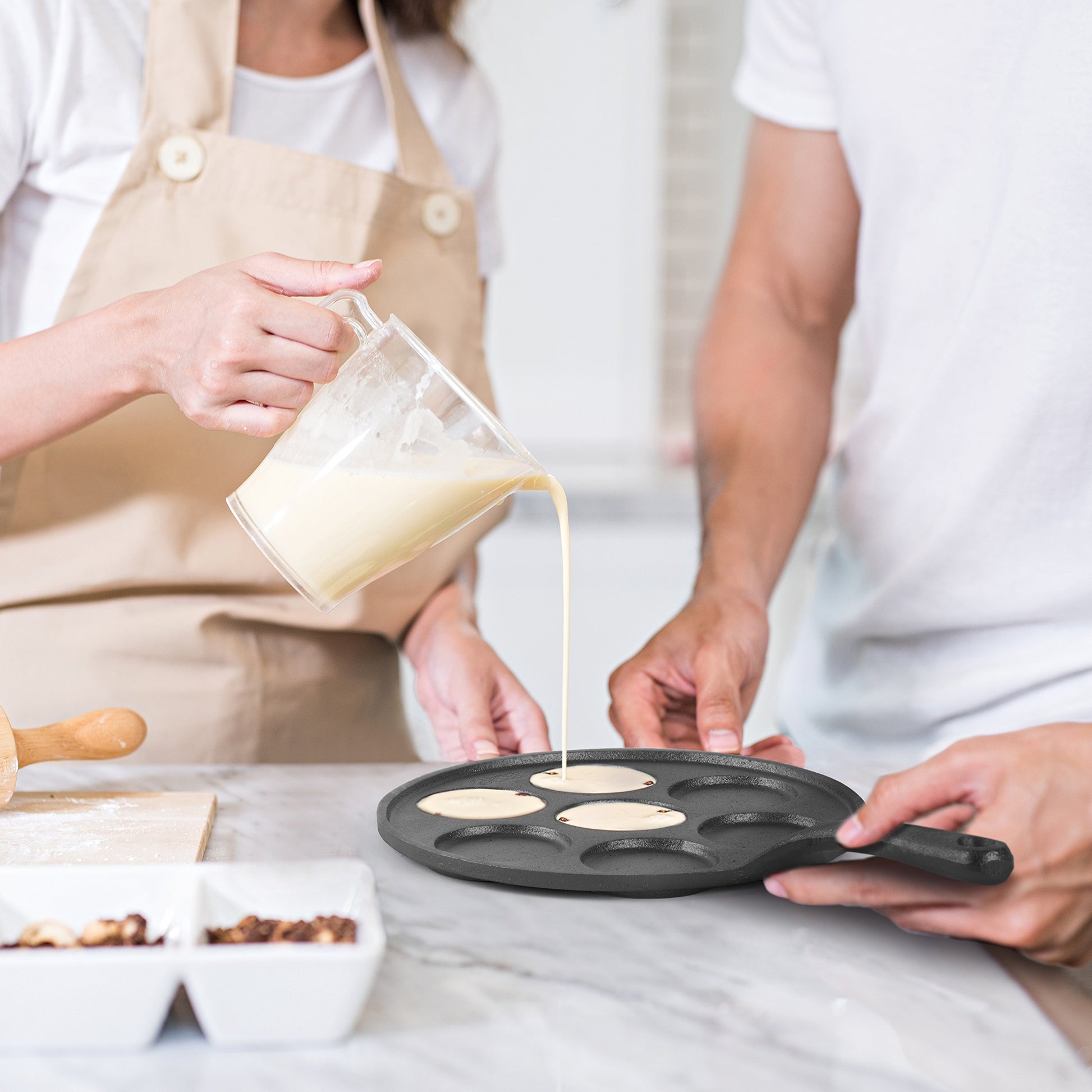 Commercial CHEF - Molde para panqueques de hierro fundido, plancha para panqueques de dólar plateado, fácil de limpiar y calienta uniformemente, hace 7 panqueques de dólar de plata
