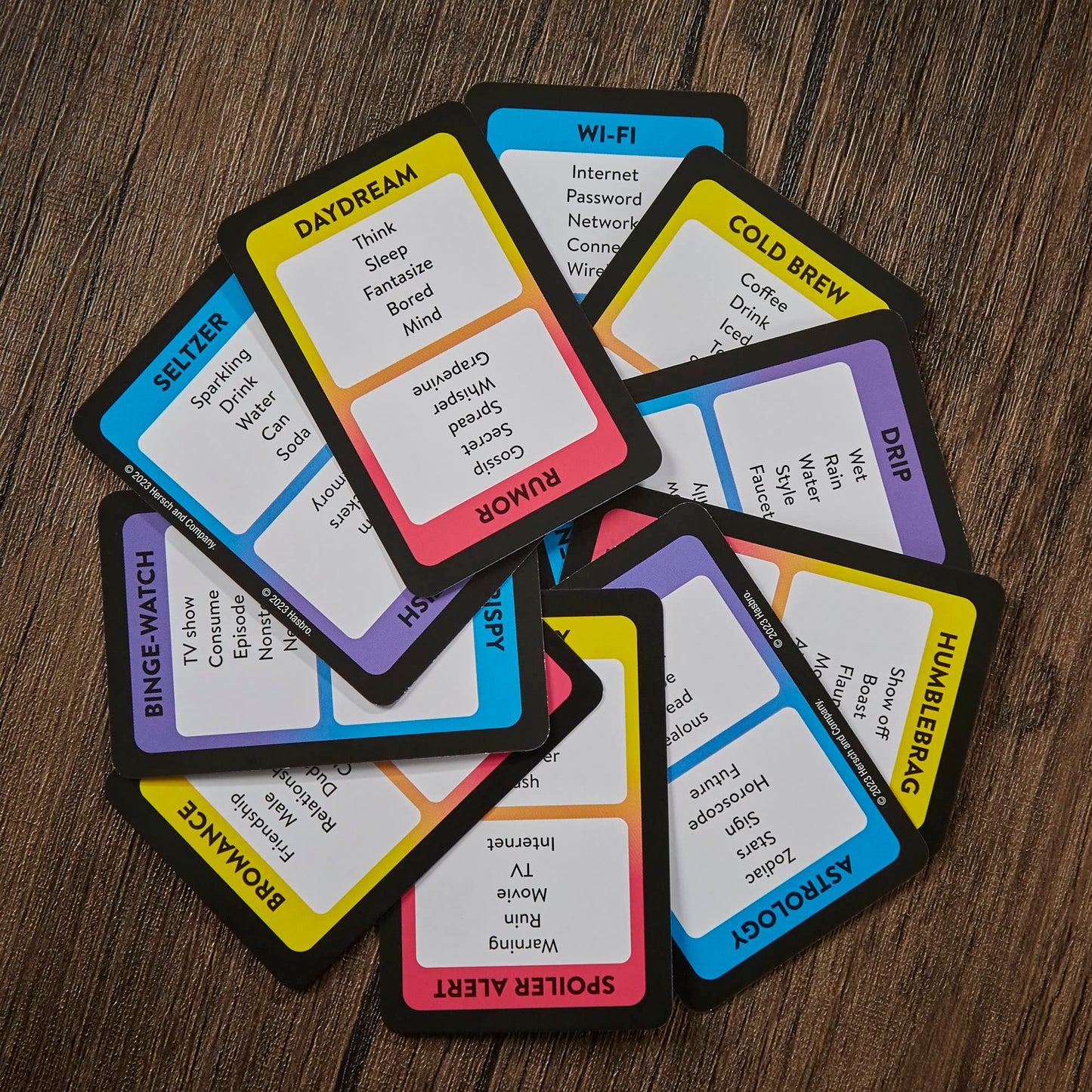 Hasbro Juego clásico Tabú para Juegos, Juego de adivinar Palabras para Adultos y Adolescentes, Juego de Mesa para más de 4 Jugadores a Partir de 13 años