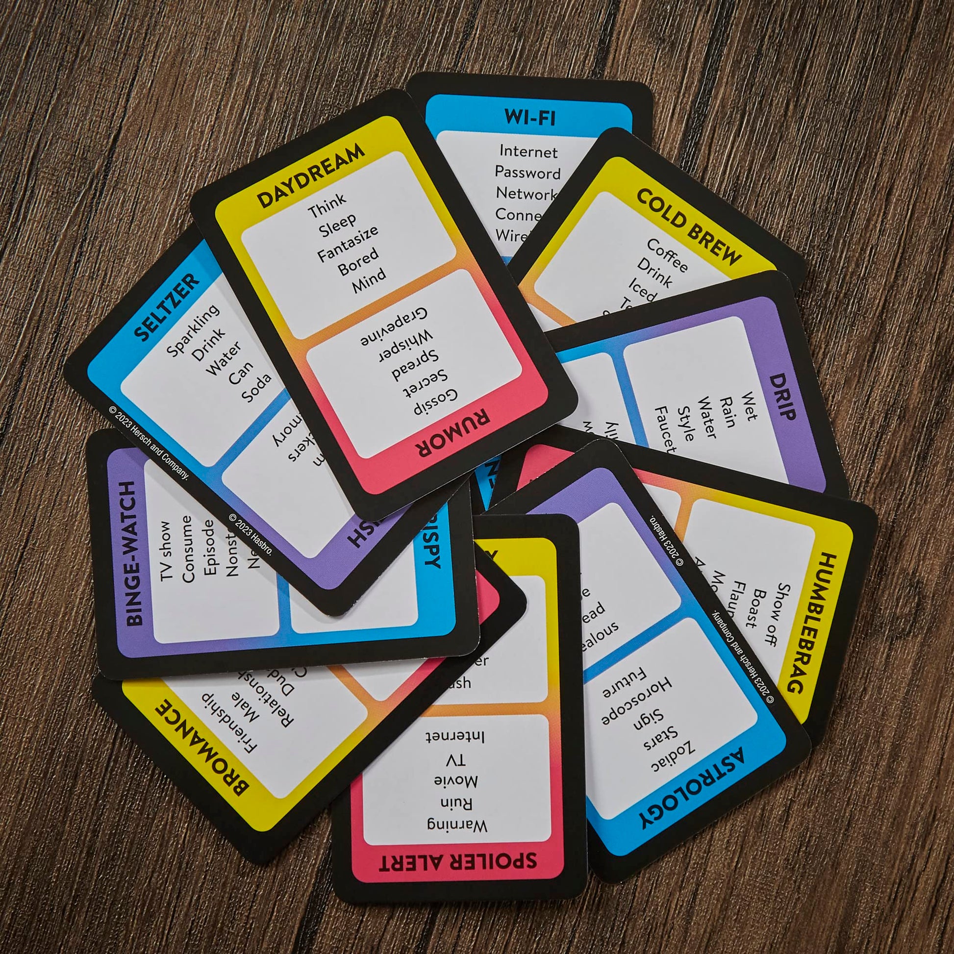 Hasbro Juego clásico Tabú para Juegos, Juego de adivinar Palabras para Adultos y Adolescentes, Juego de Mesa para más de 4 Jugadores a Partir de 13 años