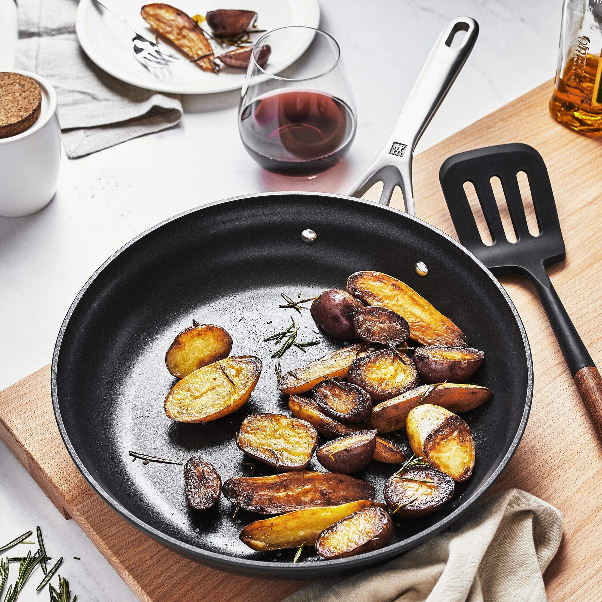 ZWILLING J.A. Henckels ZWILLING Motion - Juego de 3 sartenes antiadherentes de aluminio anodizado duro, color negro