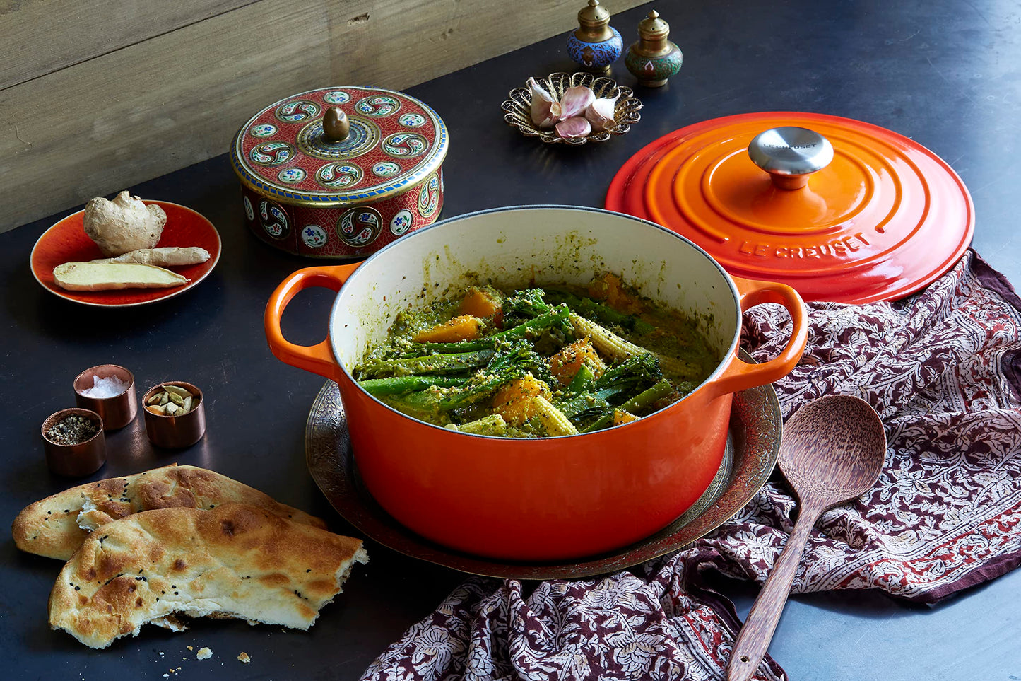 Le Creuset Horno holandés redondo de hierro fundido esmaltado, 5.5 cuartos de galón, llama