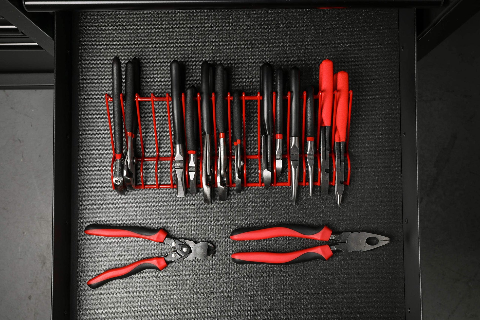 ARES 62003 - Rack rojo para alicates de 16 ranuras - Mantenga los alicates organizados en el cajón de herramientas - Las ranuras de 3/4 de pulgada se ajustan a la mayoría de los alicates - El revestimiento de PVC protege los alicates y evita el deslizamie