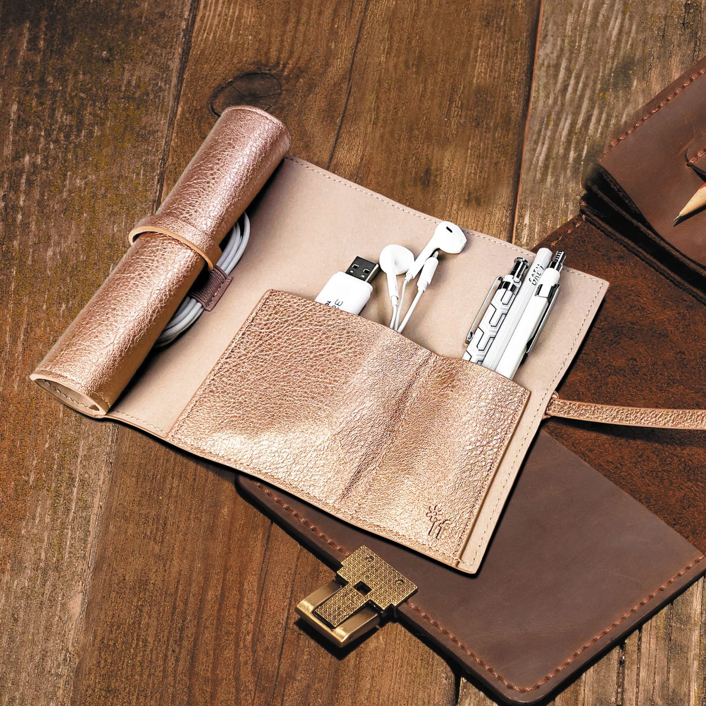 IF Bookaroo Travel Tech-Tidy - Crema
