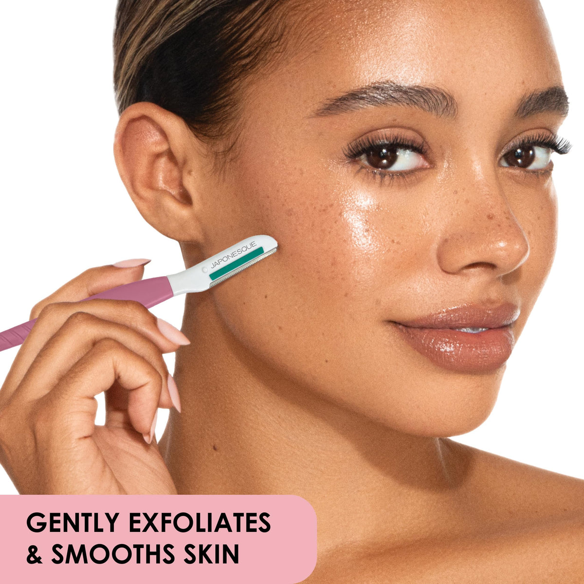 JAPONESQUE- PIEL SUAVE Y BRILLANTE AL INSTANTE: El Dermaplaner Japonesque Comfort+ combina cuchillas japonesas de ultraprecisión y una tira calmante de aloe que deja tu piel visiblemente más brillante