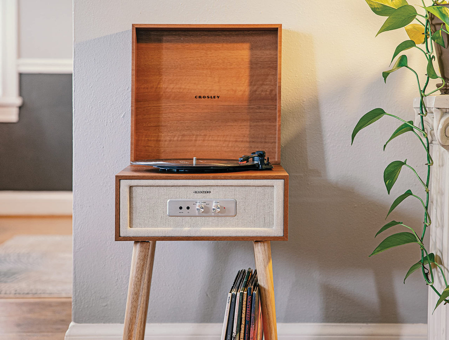 Crosley CR6235A-NA Rohe - Tocadiscos de Vinilo Bluetooth de 3 velocidades con Altavoces Integrados y Patas Desmontables, Natural