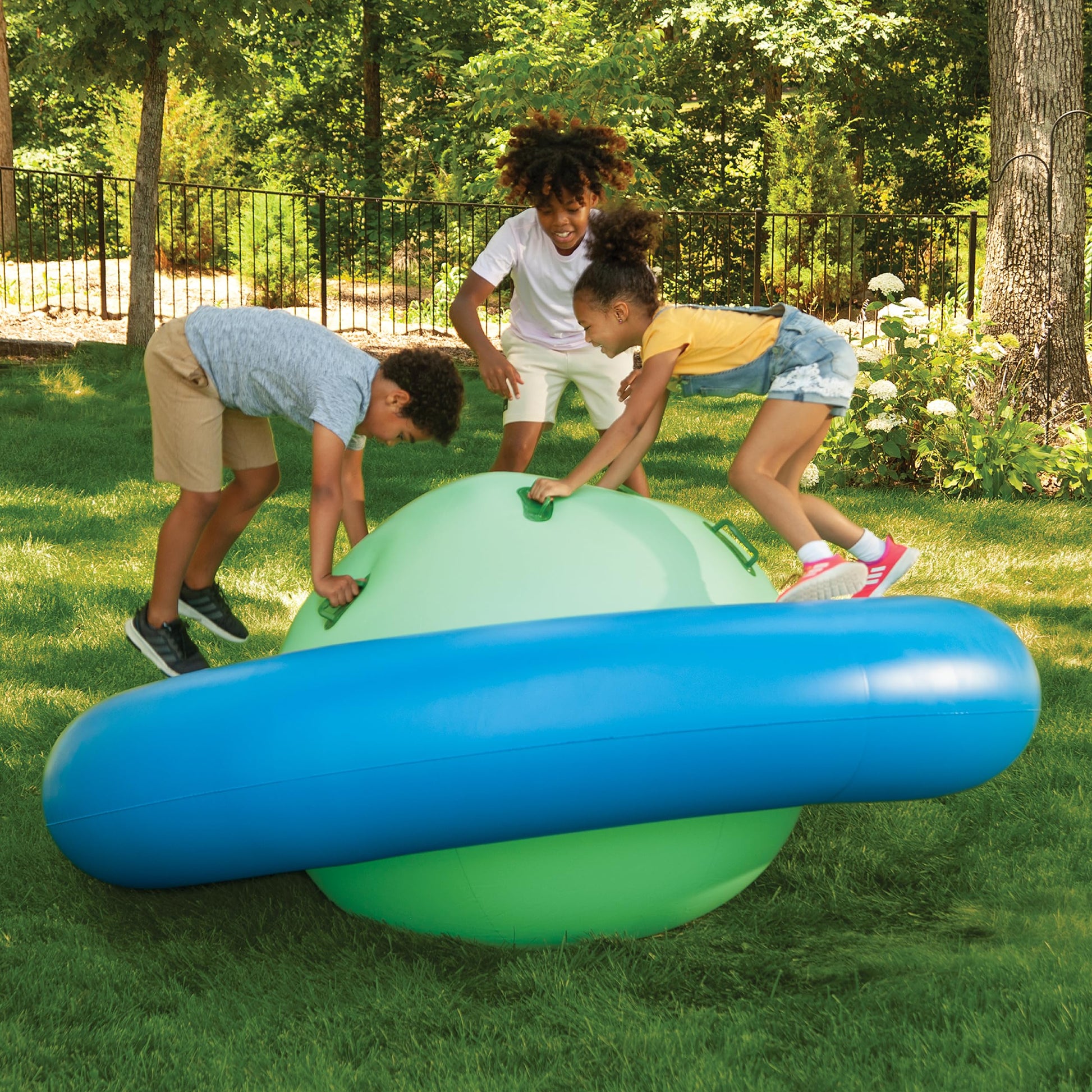 Hearthsong - Balancín inflable de 8 pies con 6 asas, equipo de juego divertido para niños, juguete gigante para actividades de juego al aire última intervensión para niños y niñas a partir de 5 años