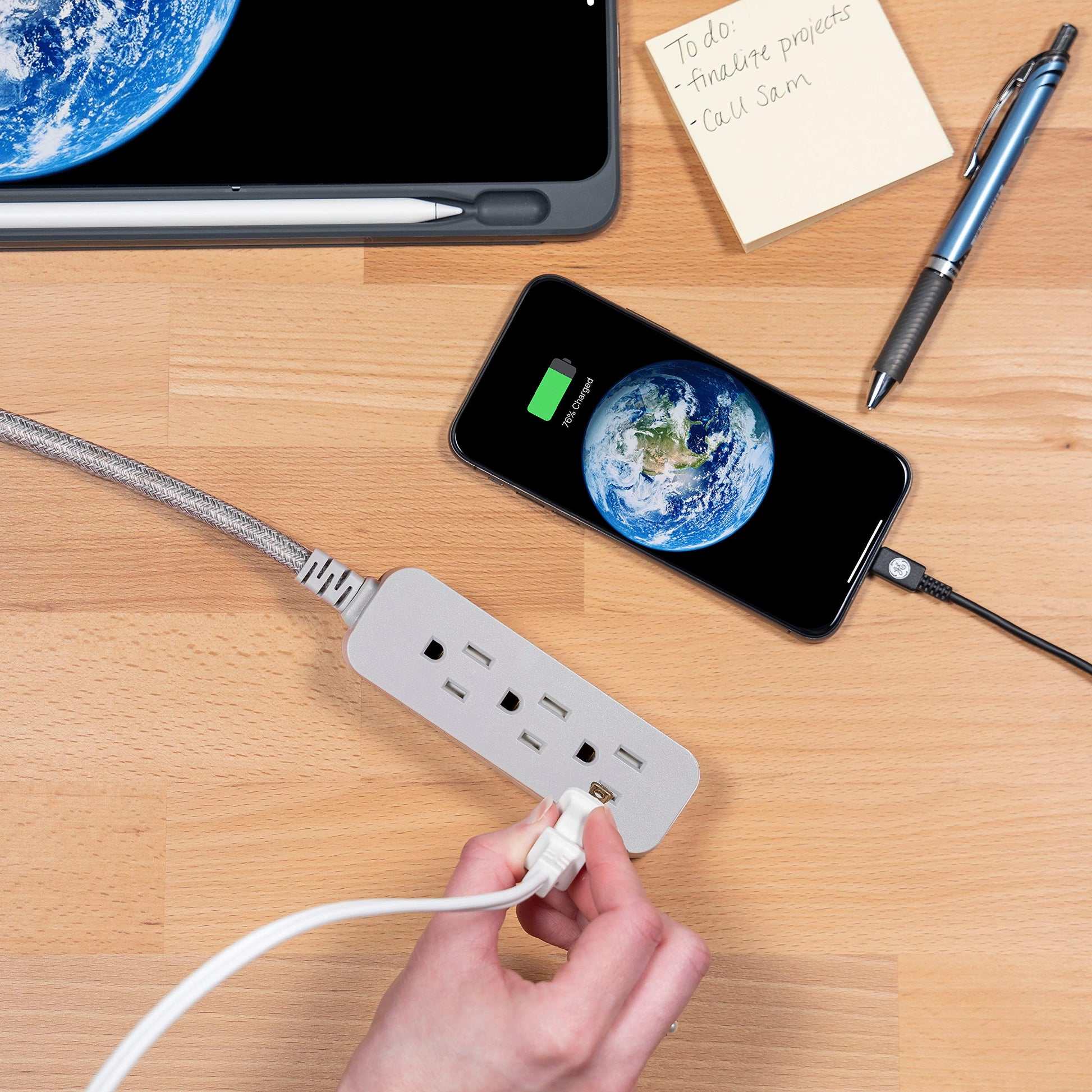 GE Pro Tira Multicontactos De 3 Salidas con Supresor de Picos, Enchufe Plano, Cable De Extensión Trenzado de 4.5 m (15 Pies) 250 Julios, Conectado a Tierra Certificacion UL, Gris 1 Unidad 45915
