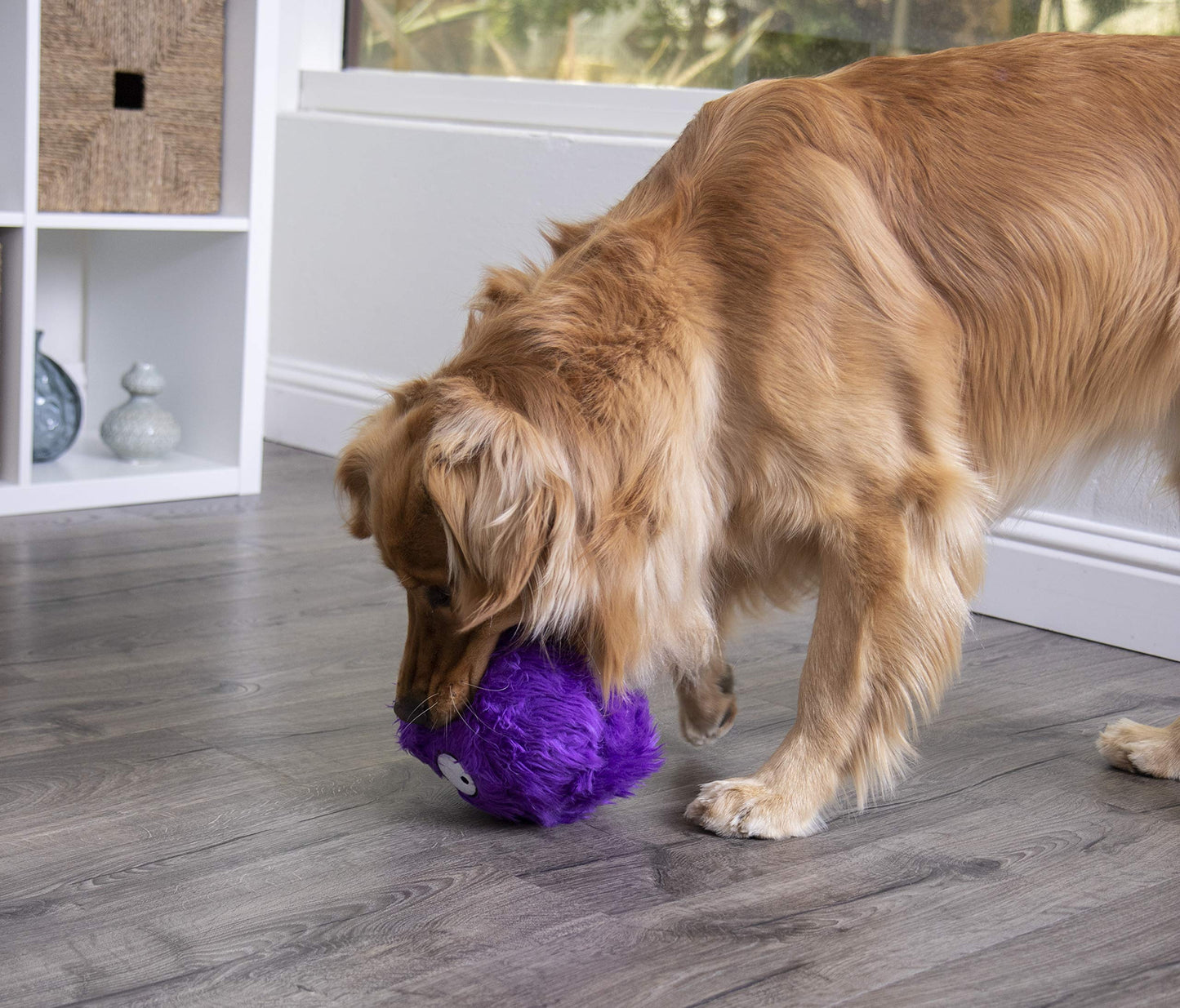 goDog Furballz Squeaky Pelota de Peluche para Perro, Tecnología Chew Guard - Morado, L