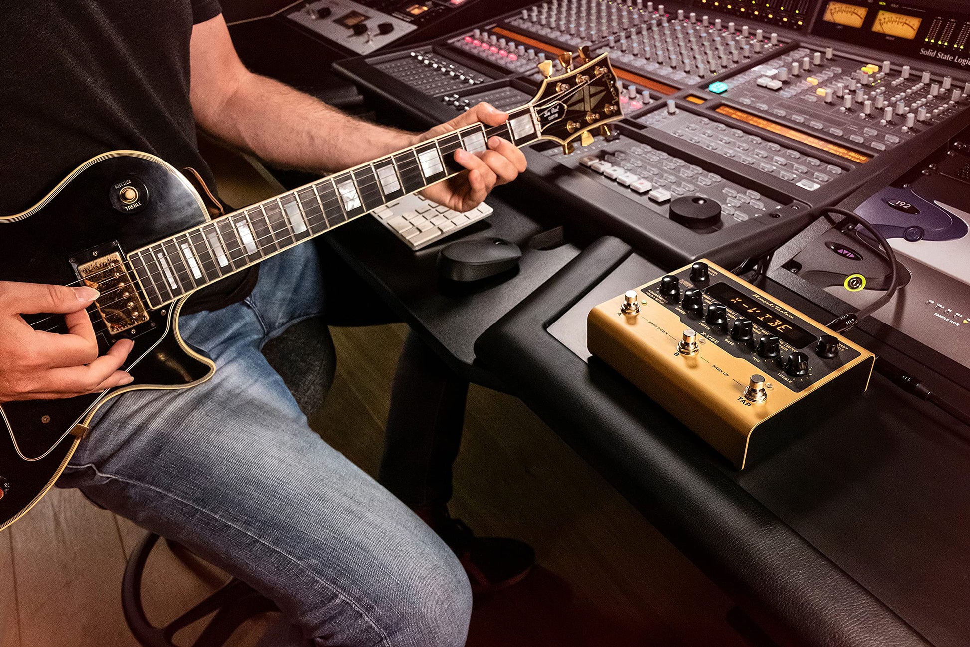 IK Multimedia AmpliTube X-VIBE Modulation Pedal, emulaciones hiperrealistas, verdadera integración estéreo, software y hardware