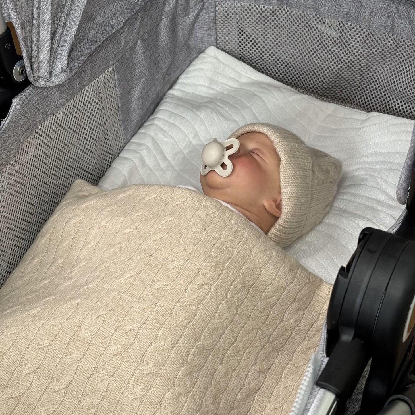 Jet&Bo BABY - Manta de bebé 100% cachemira, gorro y botines, juego de regalo de punto de cable en azúcar moreno, unisex, tamaño 0-6 meses, caja de regalo y tarjeta incluida