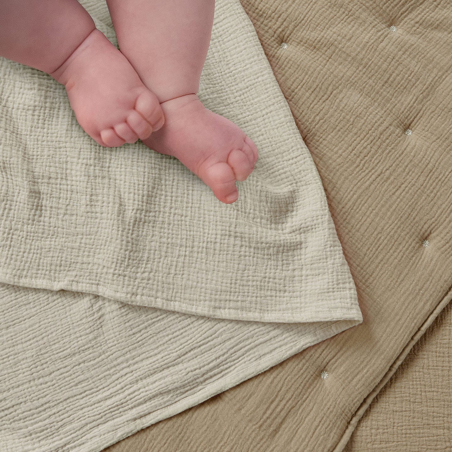 Levtex Baby - Juego de cama de cuna de muselina en la nube - Juego de cuna para bebé, diseño de cacao y estrellas beige, muselina con textura gris, juego de 5 piezas, incluye edredón, sábana bajera,
