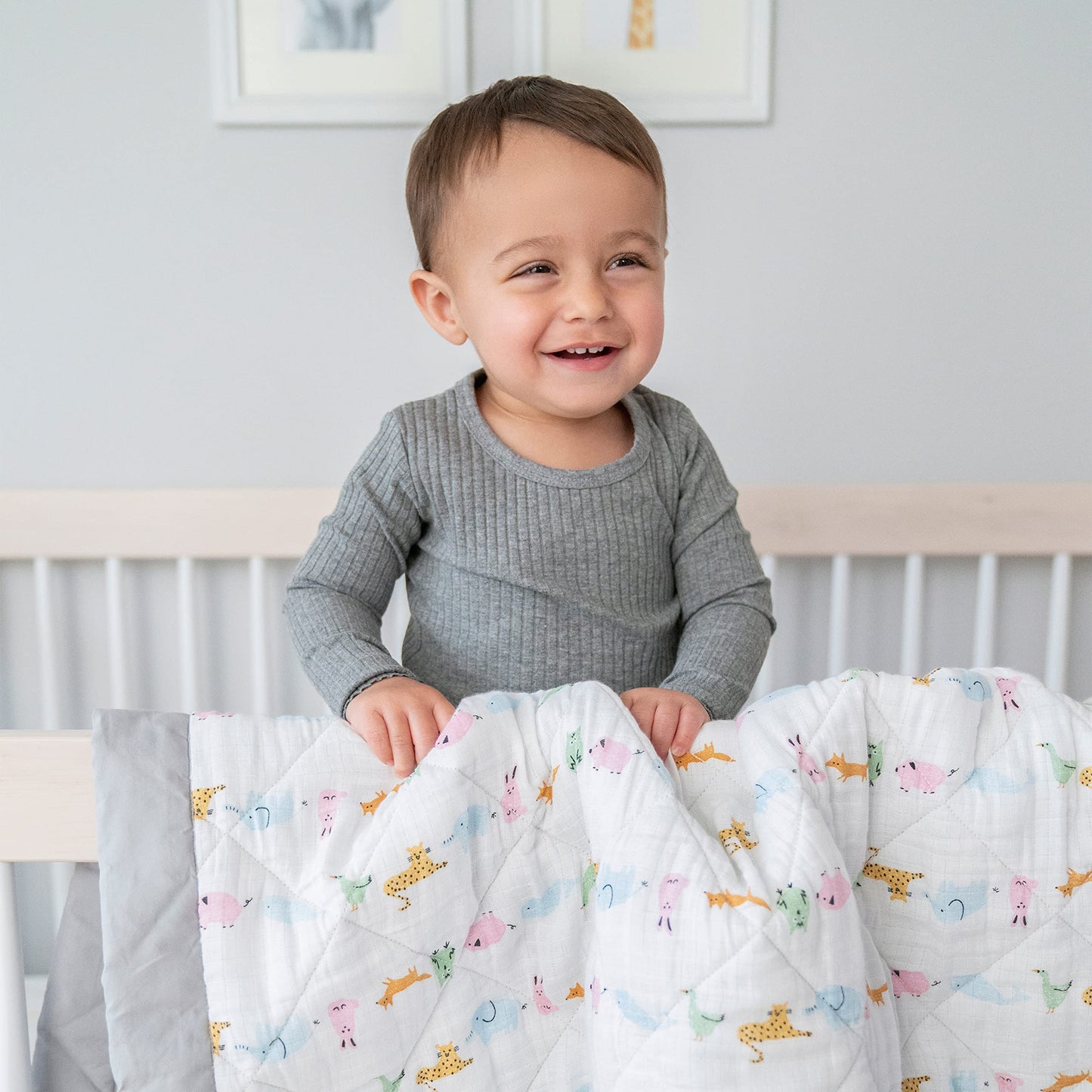 aden + anais Essentials - Juego de ropa de cama de 3 piezas, manta de algodón, sábana de cuna, falda de cuna, animales del alfabeto