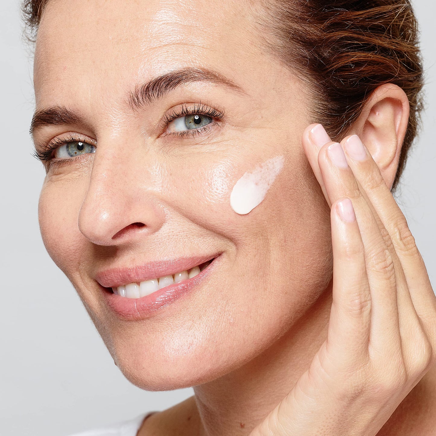 L'Oreal Paris Age Perfect Collagen Expert Anti-Aging Day Face Moisturizer AM, Collagen Peptides, Niacinamide, Age Perfect For Mature Skin, Suitable for sensitive skin, Dermatologist Tested, 2.5 oz