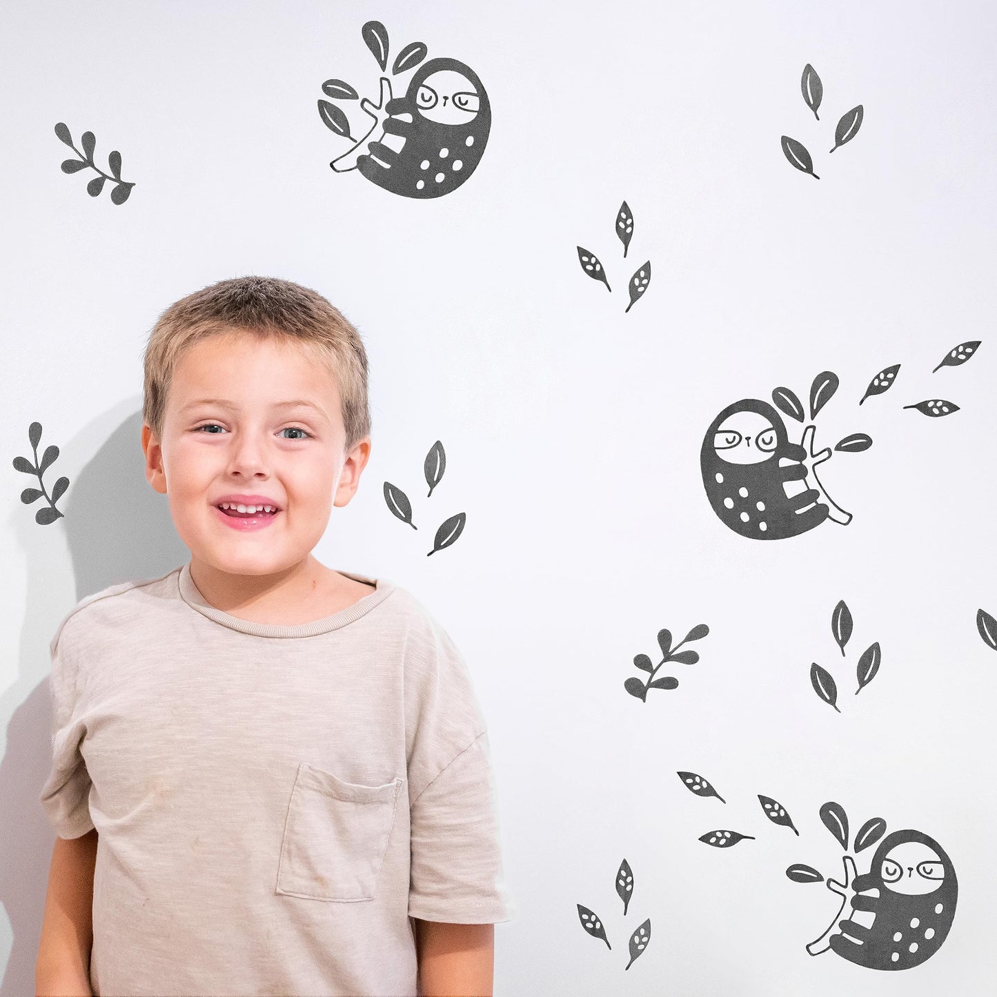 Calcomanías de pared de vinilo con diseño de perezoso y hojas, 96 unidades Decoración de guardería, diseño original de artista. Adhesivo de Animal Print para niños. Oso de la selva, hojas de decoración de dormitorio. (Negro)