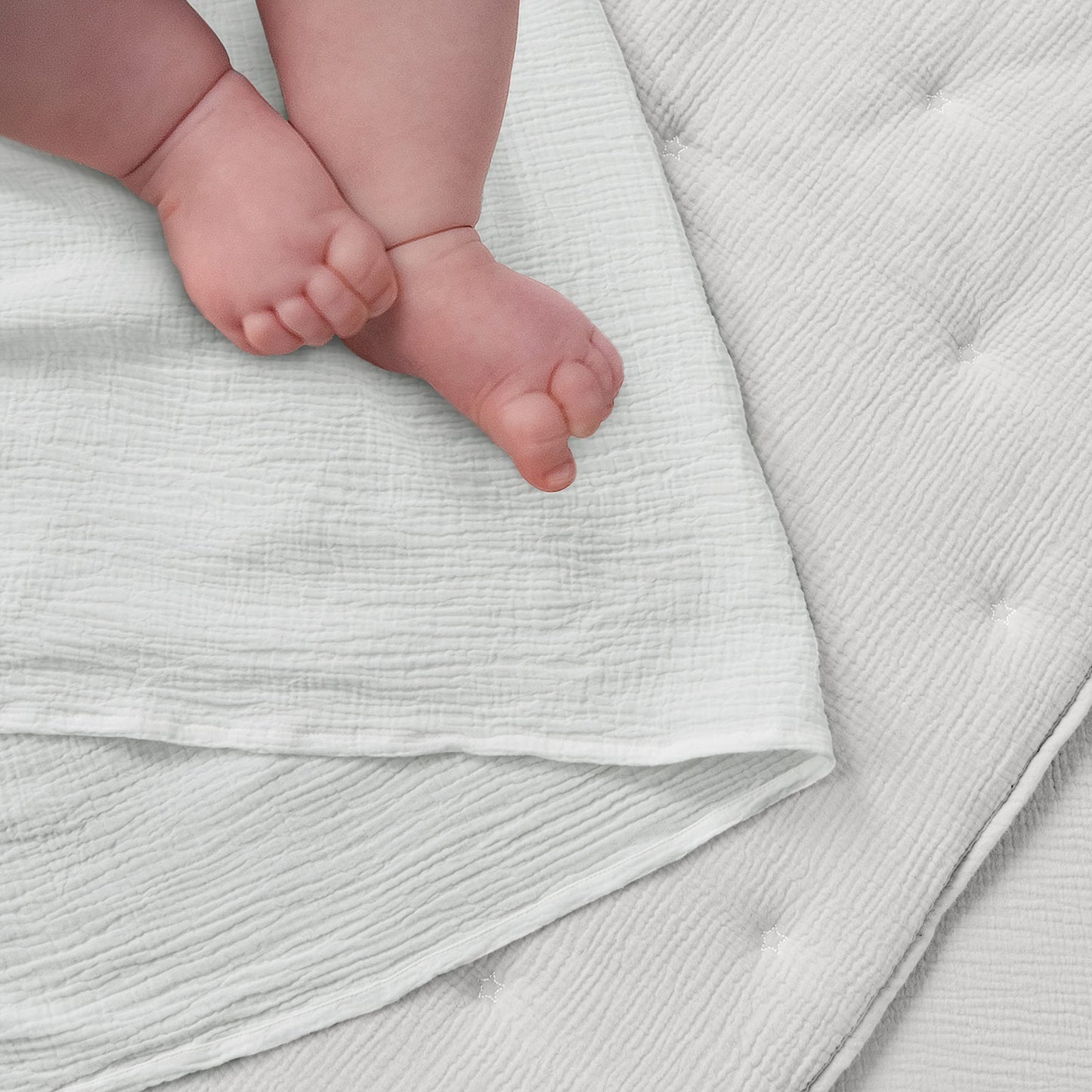 Levtex Baby - Juego de Cama de Cuna de Muselina en la Nube - 5 Piezas, Incluye Edredón, Sábanas, Dos Pañales y Oso, Gris y Blanco con Estrellas Blancas