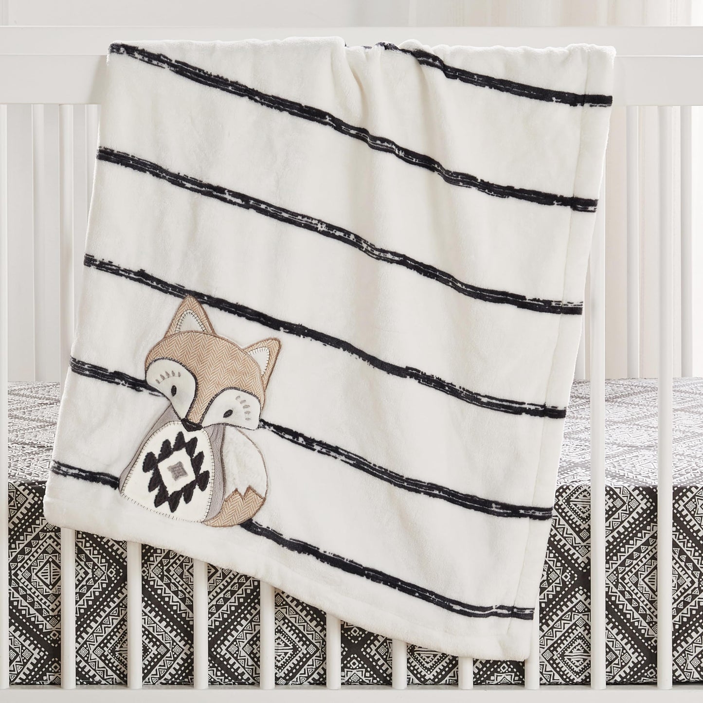 Levtex Baby - Manta de felpa Bailey - Zorro aplicado y bordado sobre felpa a rayas - Carbón, gris pardo, blanco - Accesorios para guardería - Tamaño de la manta: 76.2 x 101.6 cm