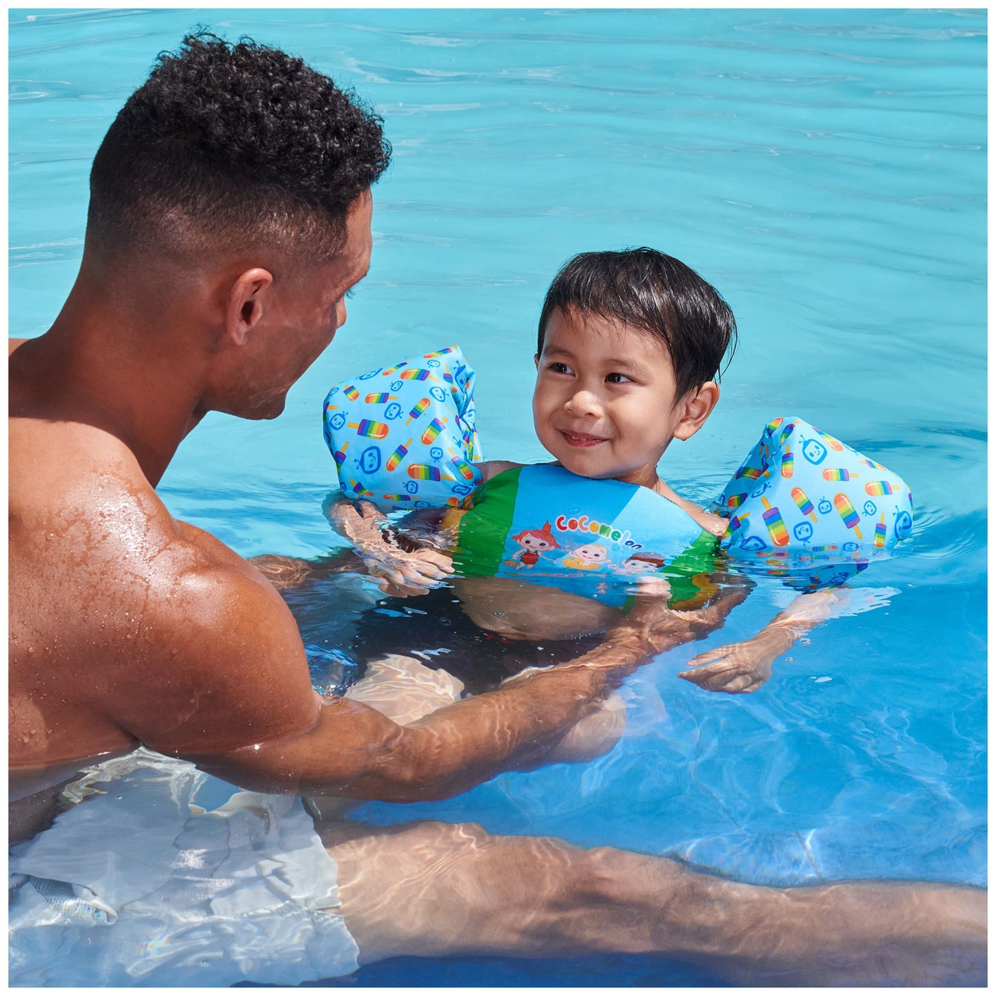 Chaleco Salvavidas SwimWays Cocomelon Verde, Aprobado por la Guardia Costera de Estados Unidos para Niños de 33 a 55 Libras