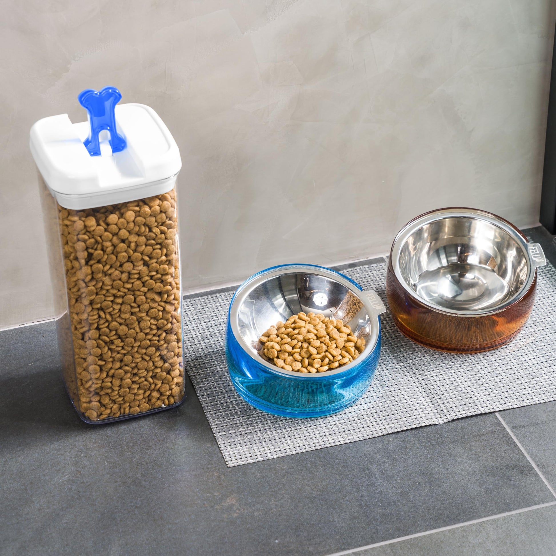 Felli Cuenco elevado para perros de acero inoxidable inclinado ovalado inclinado antivómitos, a prueba de derrames, base antideslizante de goma elevada, alimentador de metal para perros pequeños y medianos (1.5 tazas, zafiro)