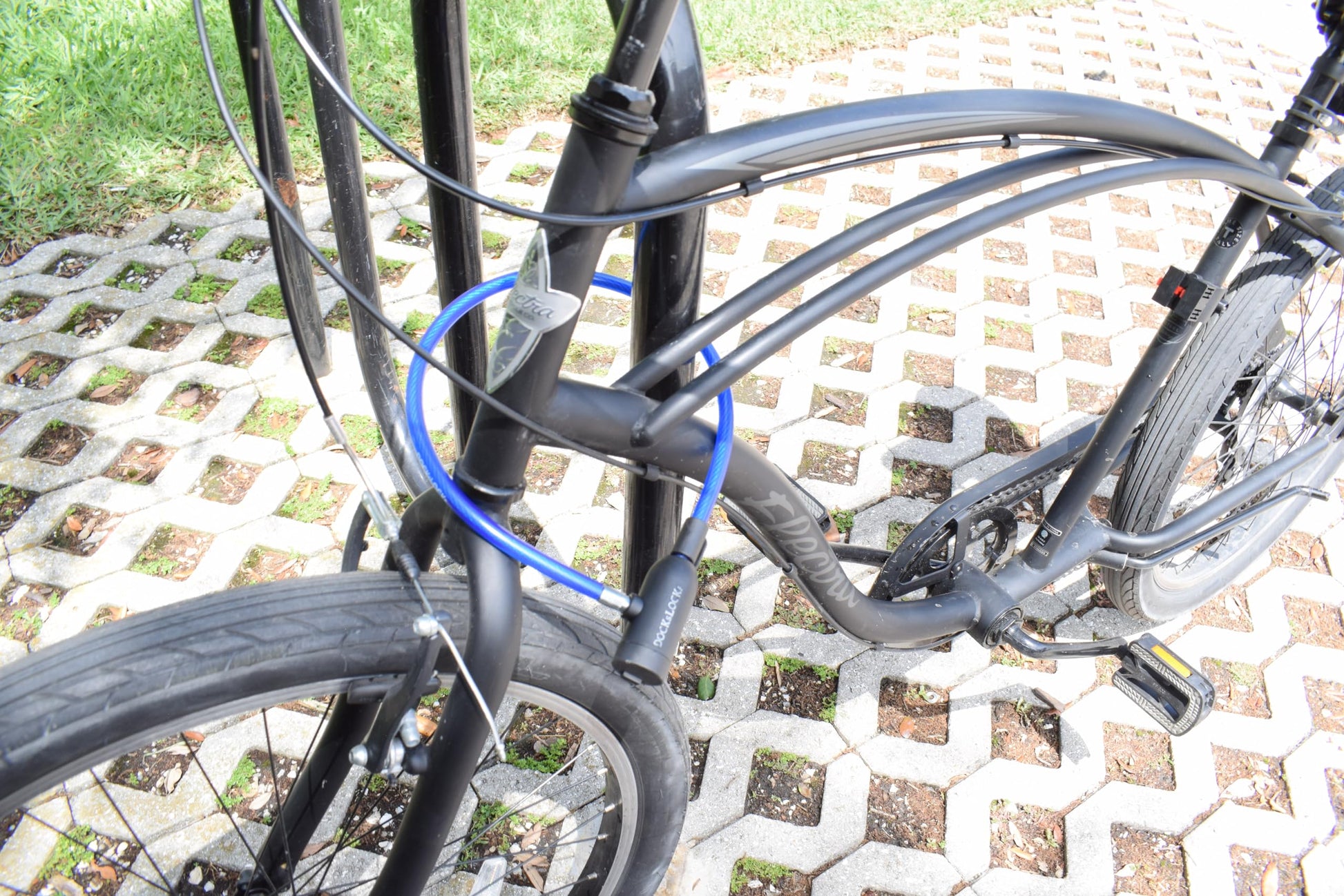 DocksLocks - Juego de bloqueo de cable para bicicleta con cerradura de llave, soporte de montaje, seguridad antirrobo portátil y compacto para bicicletas, scooters y más de 4 pies